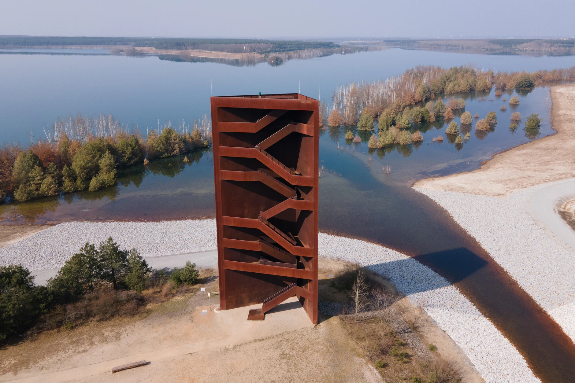 Wahrzeichen und Besuchermagnet: der «Rostige Nagel», ein Aussichtsturm am Sedlitzer See