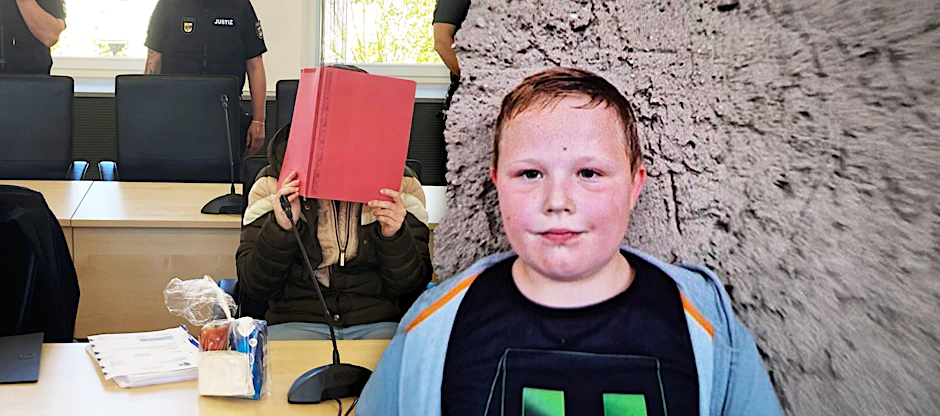 Die 30-jährige Angeklagte im Fall Fabian in Rostock hält sich im Gericht einen Ordner vors Gesicht. Sie wird verdächtigt, den kleinen Fabian aus Güstrow getötet zu haben. 