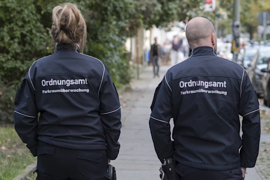 Die Mitarbeiter der Parkraumüberwachung bekommen in Friedrichshain-Kreuzberg mehr zu tun. Neue Parkzonen kommen dazu.