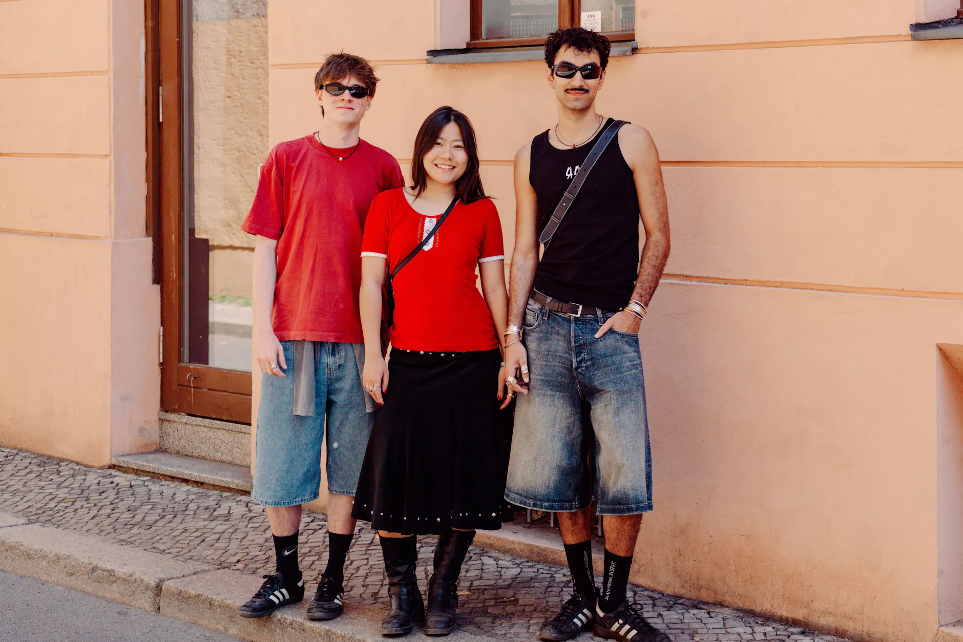 In Italien kennengelernt und nun in Berlin wieder vereint: Marc, Manon und Robinson (v.l.) sind seit ihrer gemeinsamen Erasmus-Zeit befreundet und haben sich das Wochenende ausgesucht, um erst in den Mai zu feiern und nun beim Schlendern durch Mitte ein wenig Kunst zu genießen.