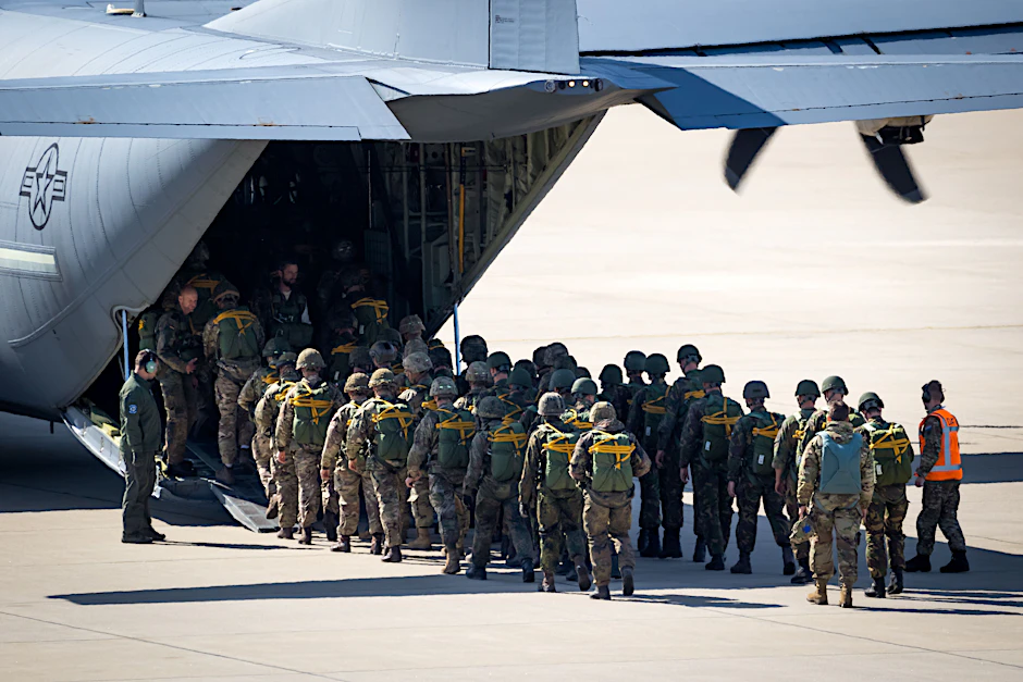 Fallschirmjäger betreten C-130 Hercules auf Airbase Eindhoven, NL, 2019.