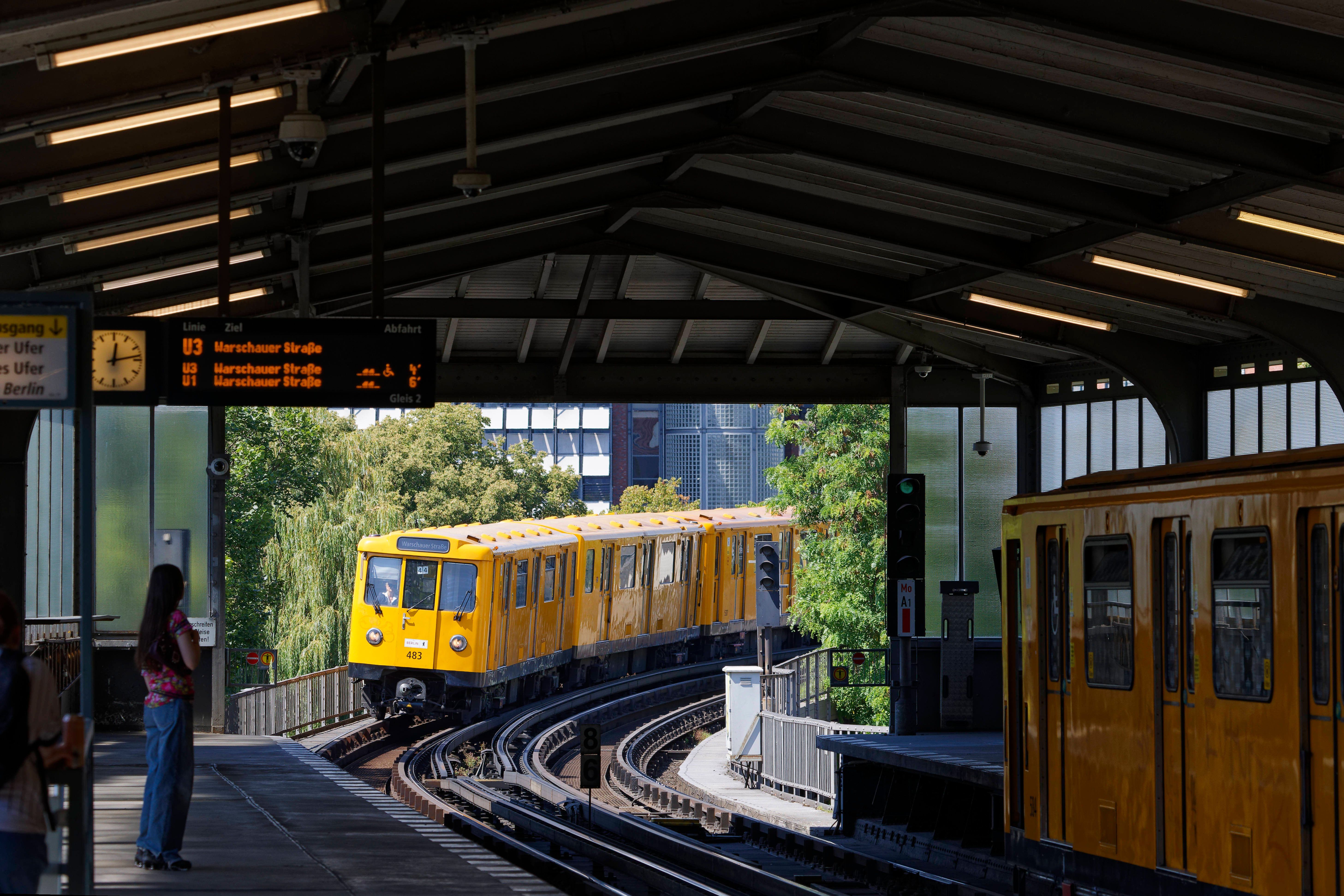 Tödlicher Unfall in Kreuzberg: Mann wird von U-Bahn mitgeschleift