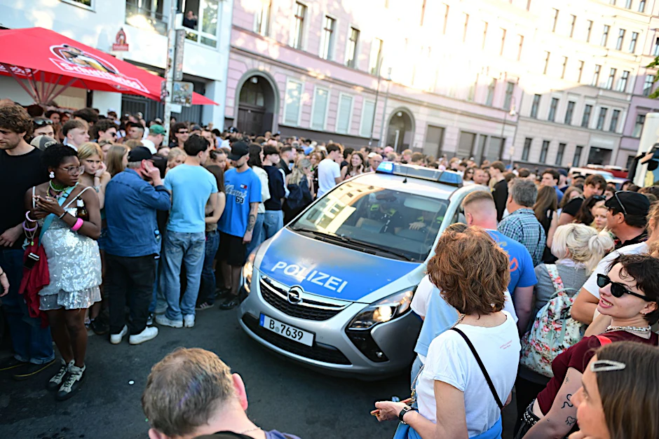 Die Polizei bahnt sich in Kreuzberg den Weg durch Passanten, die am 1. Mai auf der Straße feiern. 