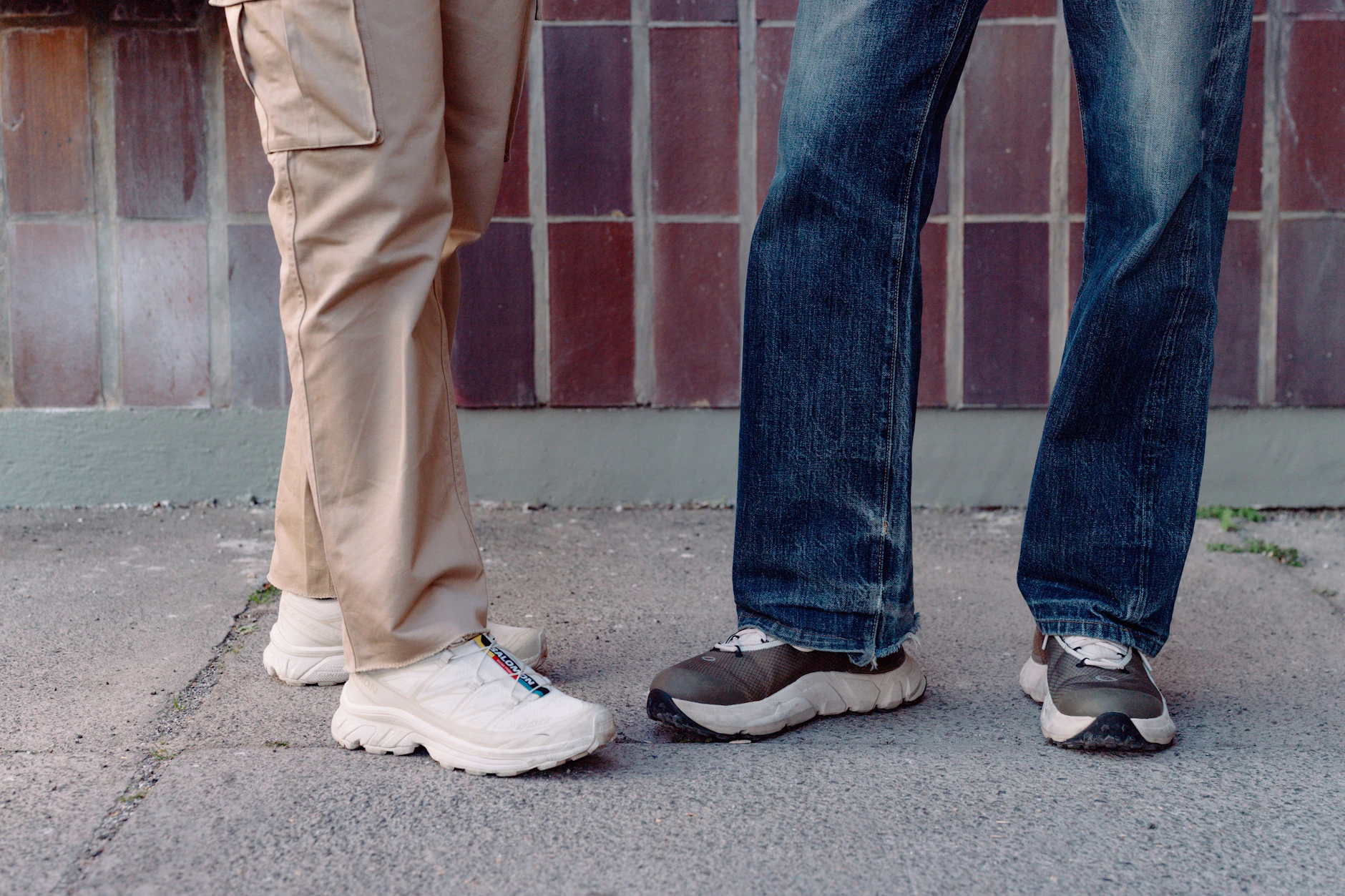 Ylenia und Andrea haben den Partnerlook perfektioniert: nicht zu gewollt und dennoch abgestimmt. Ihre Füße zieren Salomon-Sneaker – in Italien wären diese gerade total angesagt, so Ylenia. Außerdem bequem und damit perfekt, um am Gallery Weekend viele Schritte zu sammeln.