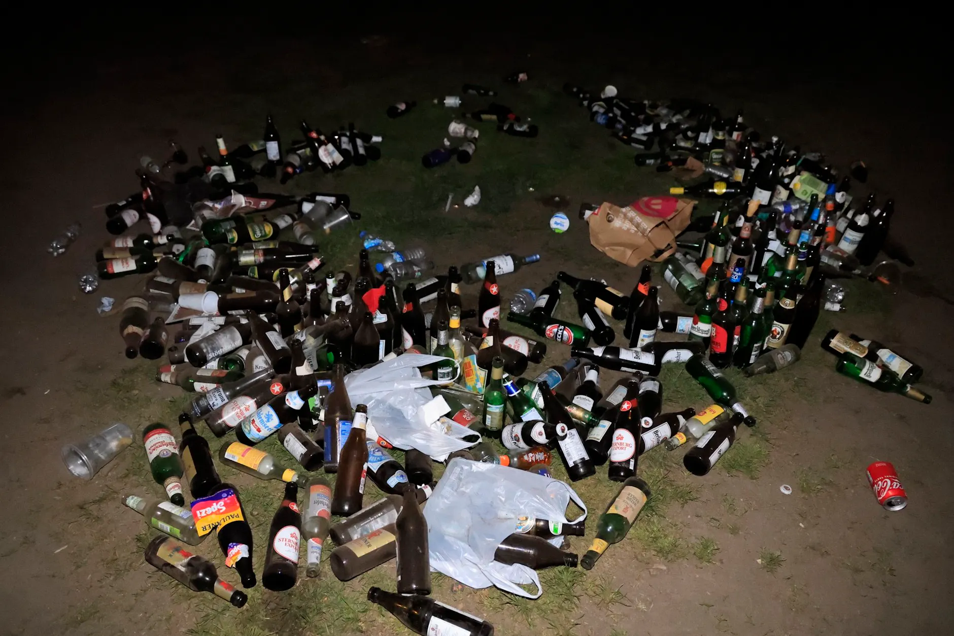 Das Partyvolk hat sich wieder einmal an Berlin ausgetobt - und in Kreuzberg das Chaos hinterlassen.