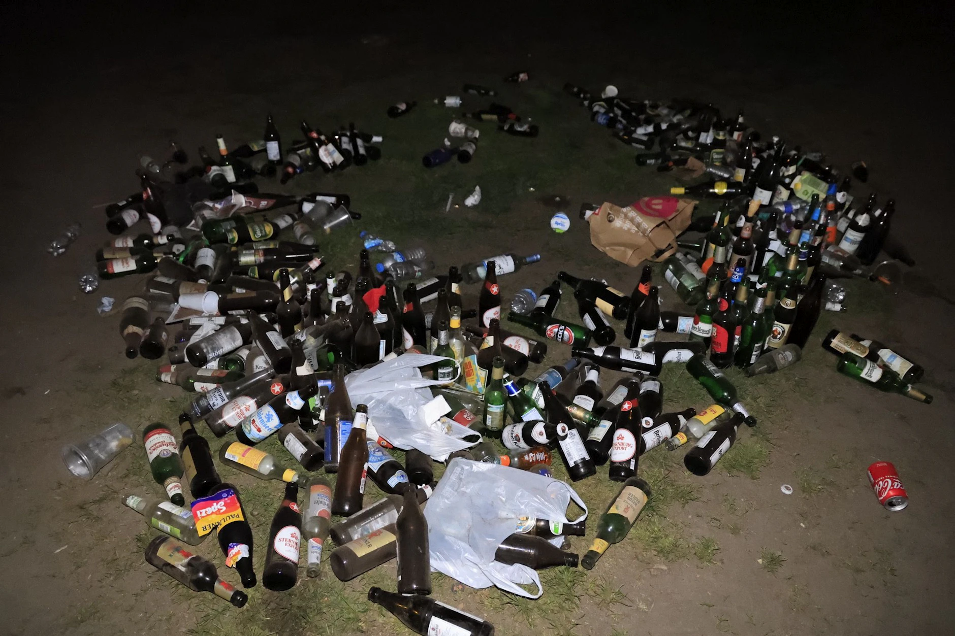 Das Partyvolk hat sich wieder einmal an Berlin ausgetobt - und in Kreuzberg das Chaos hinterlassen.
