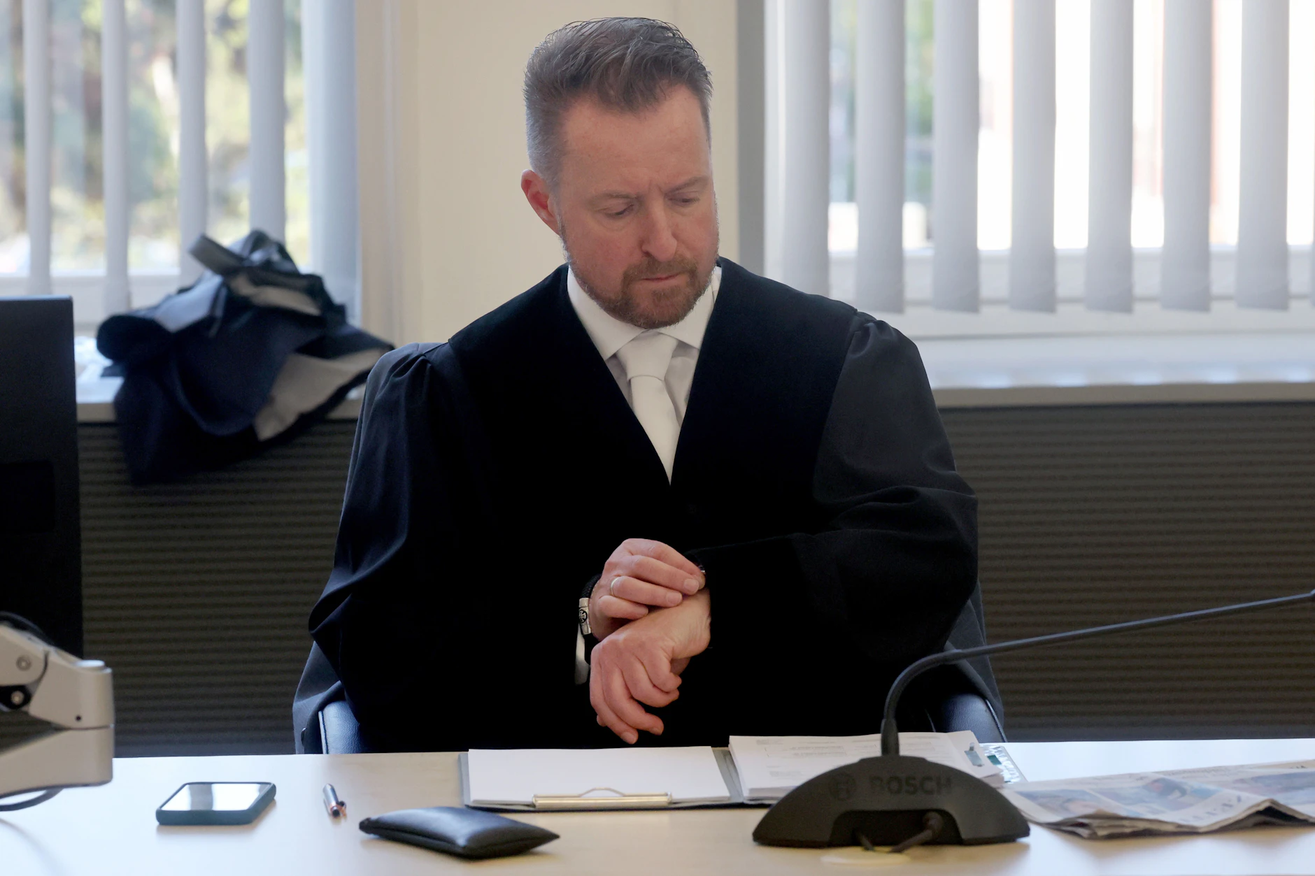 Oberstaatsanwalt Harald Nowack im Gericht vor dem BEginn der Verhandlung zum Mord an Fabian aus Güstrow.