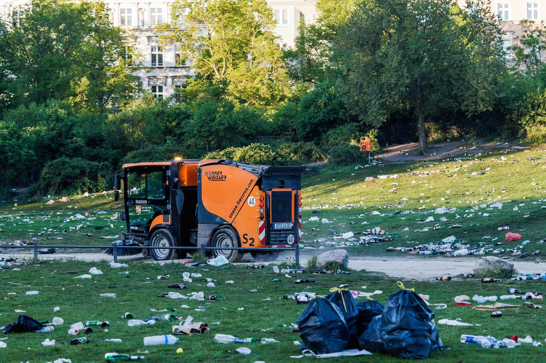 Völlig verdreckte Wiesen, Mitarbeiter der BSR im Dauereinsatz: Die Feiernden vom 1. Mai haben der Stadt Berlin wieder einmal einen Bärendienst erwiesen.