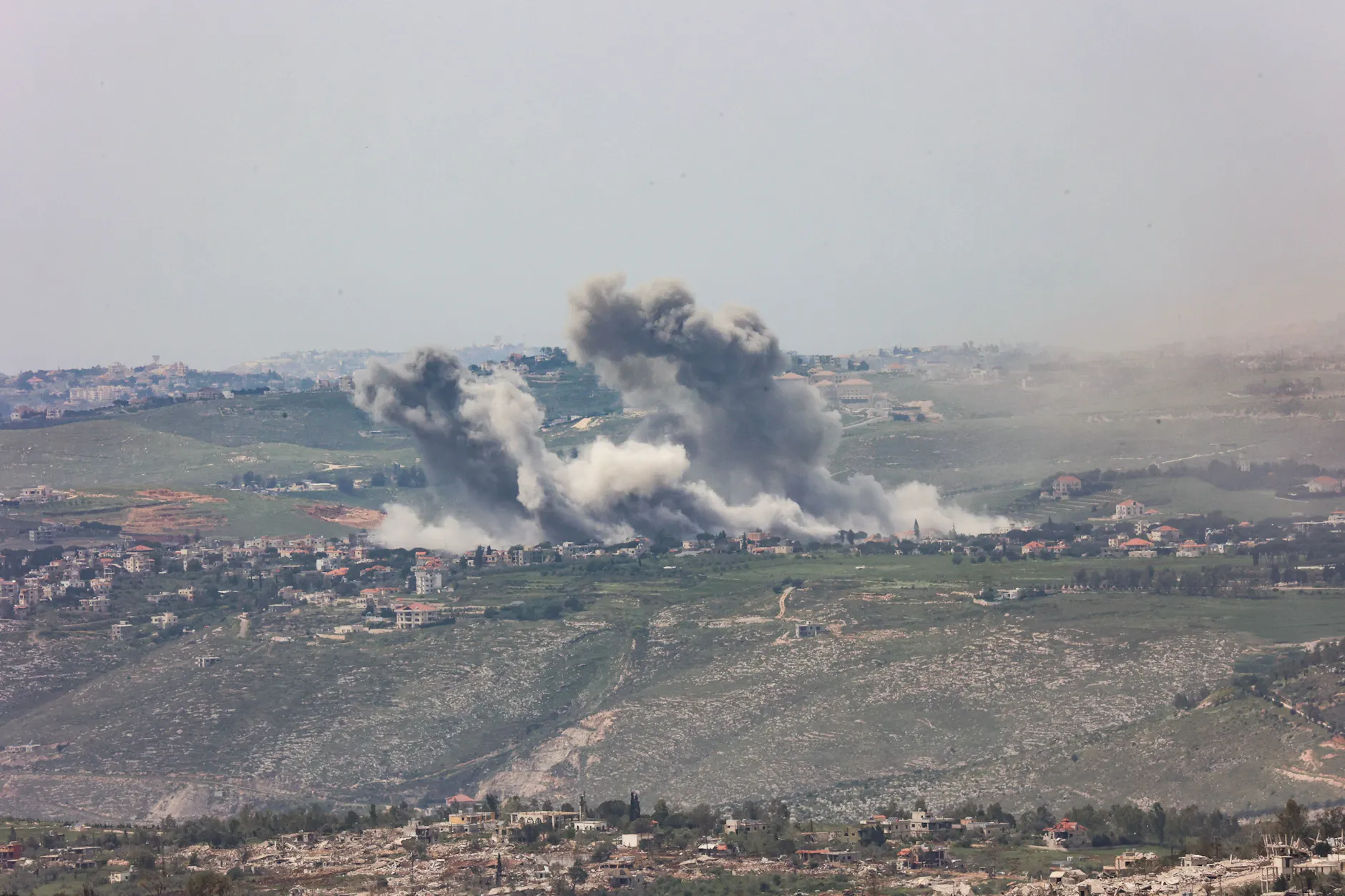 Nach einem israelischen Luftangriff in einem südlibanesischen Dorf nahe der israelischen Grenze steigt Rauch auf.