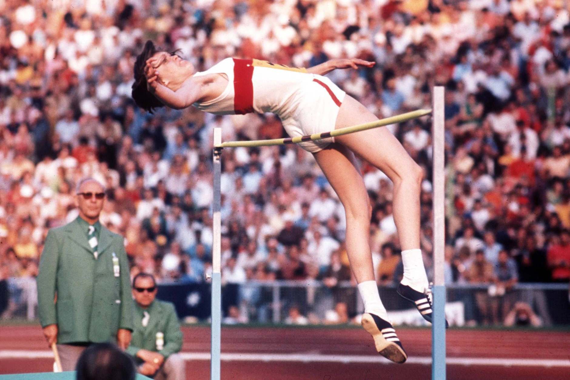 Ulrike Meyfarth springt bei den Sommerspielen 1972 über der Latte.