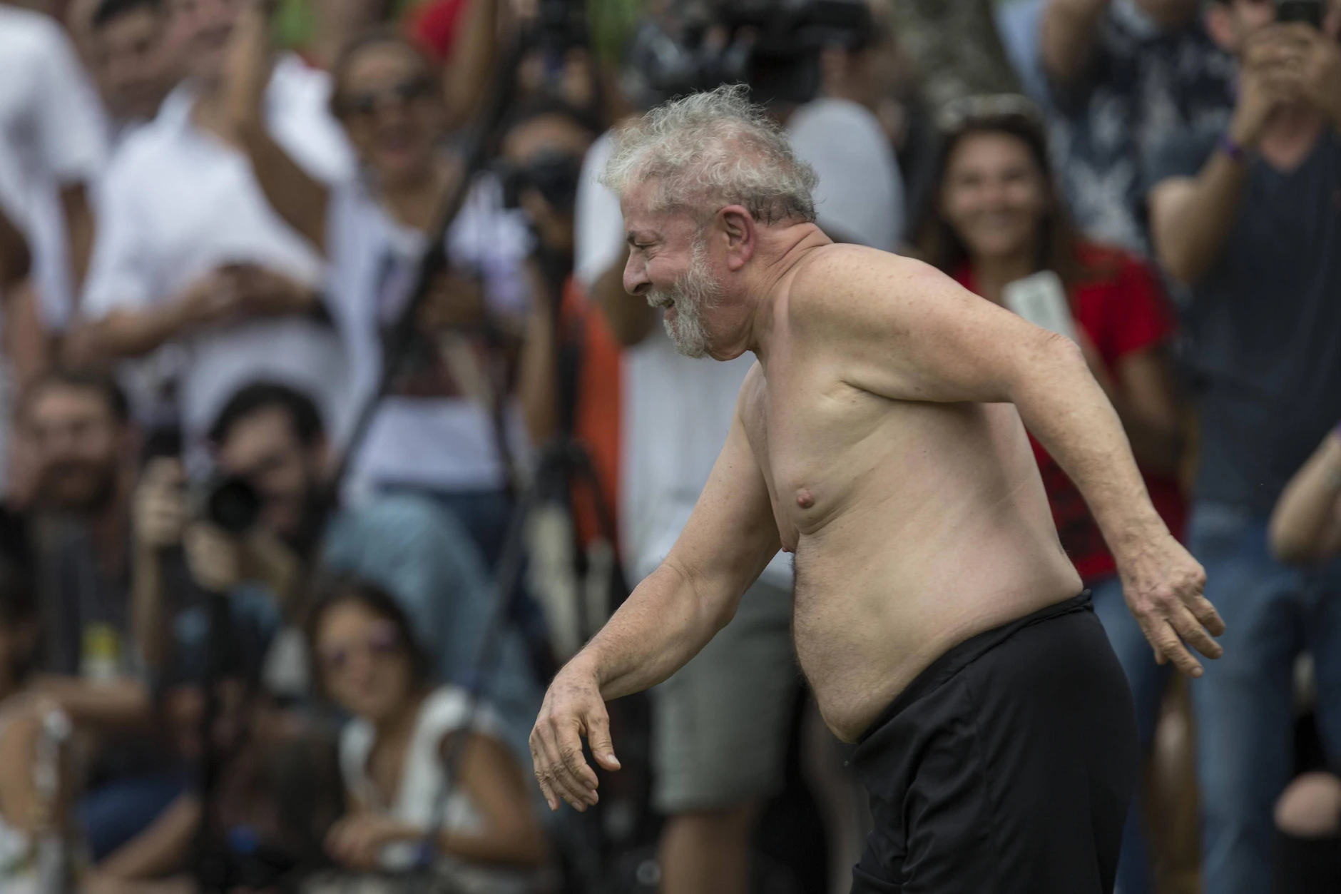 Brasiliens Präsident Lula oben ohne beim Fußballspielen. Der 80-Jährige kämpft in diesem Jahr um eine vierte Amtszeit.