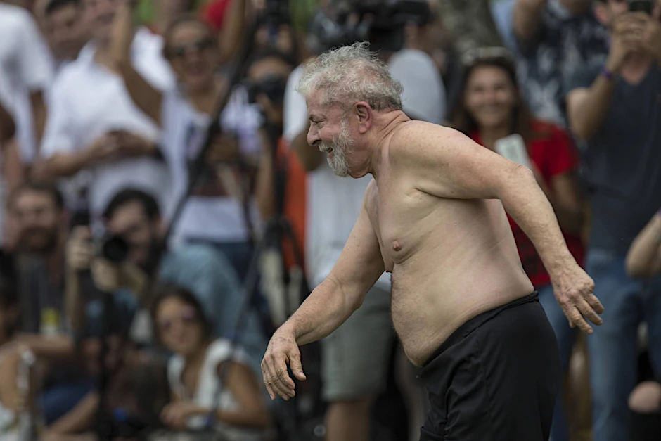 Brasiliens Präsident Lula oben ohne beim Fußballspielen. Der 80-Jährige kämpft in diesem Jahr um eine vierte Amtszeit.