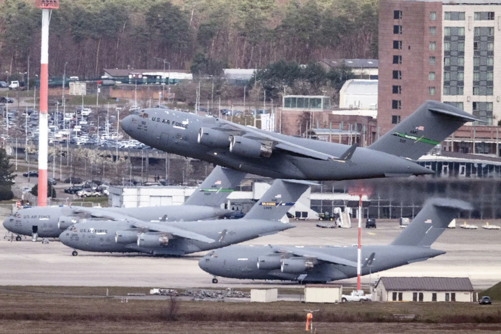Ein militärisches Transportflugzeug startet von der US-Airbase in Ramstein, der zentralen Luftdrehscheibe für Europa und den Nahen Osten. 