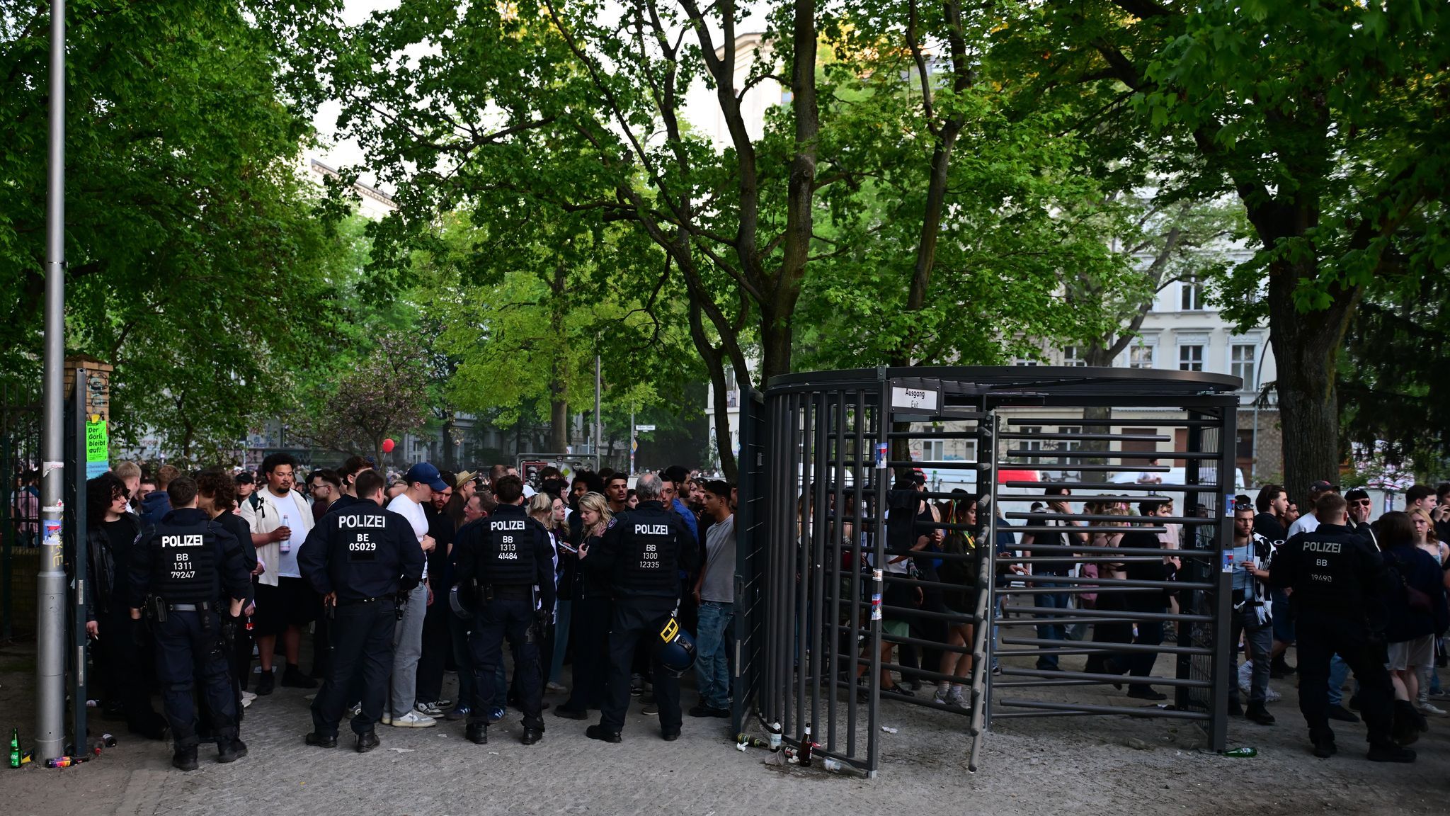 1. Mai in Kreuzberg: Polizei stellt Gitter um Zaun um den Görlitzer Park
