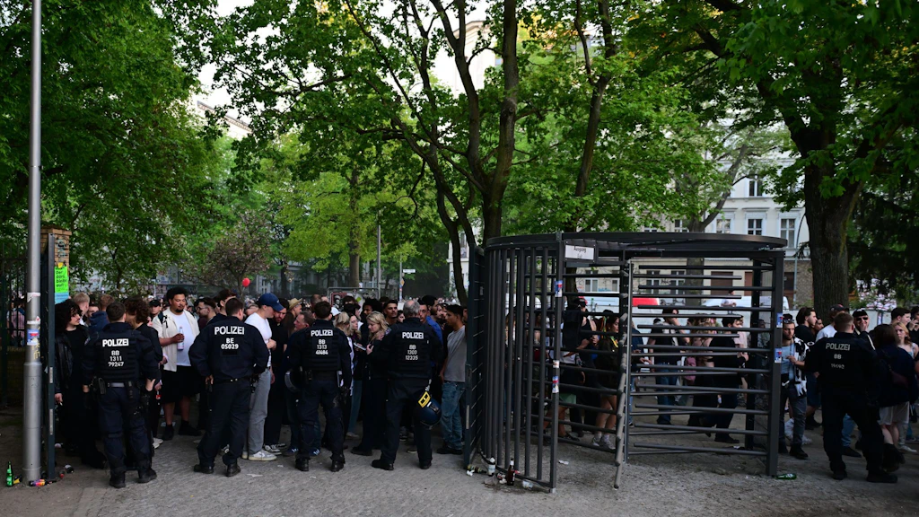 1. Mai in Kreuzberg: Polizei stellt Gitter um Zaun um den Görlitzer Park