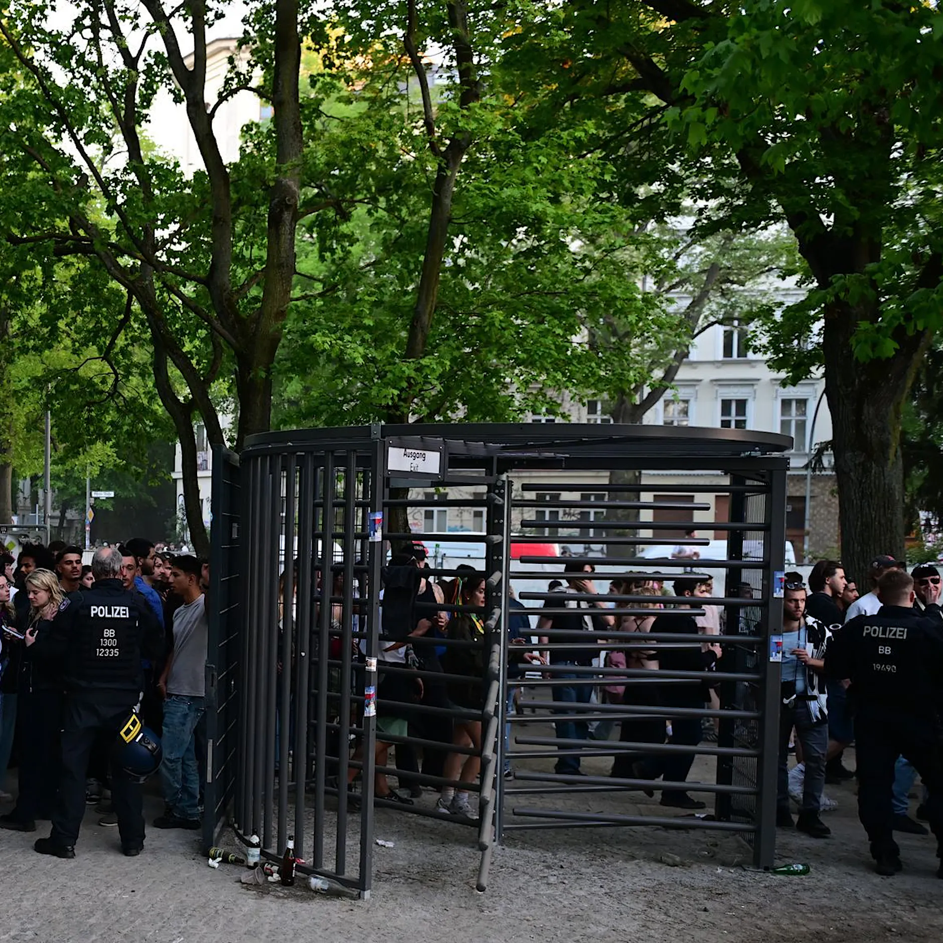 1. Mai in Kreuzberg: Polizei stellt Gitter um Zaun um den Görlitzer Park
