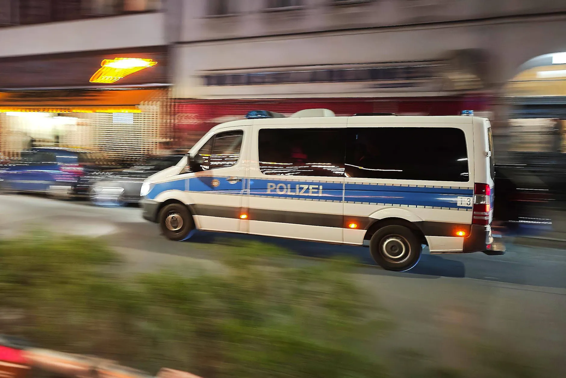 Ein Polizeifahrzeug fährt durch die Oranienstraße in Kreuzberg.
