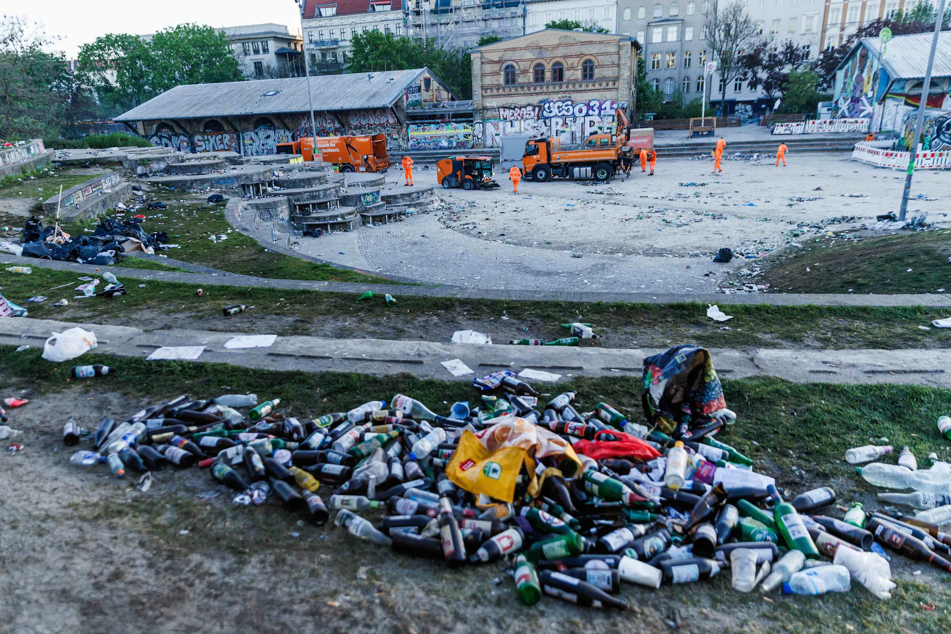 Leere Flaschen überall: Wie die Feiernden den Görlitzer Park hinterlassen haben, spottet jeder Beschreibung.