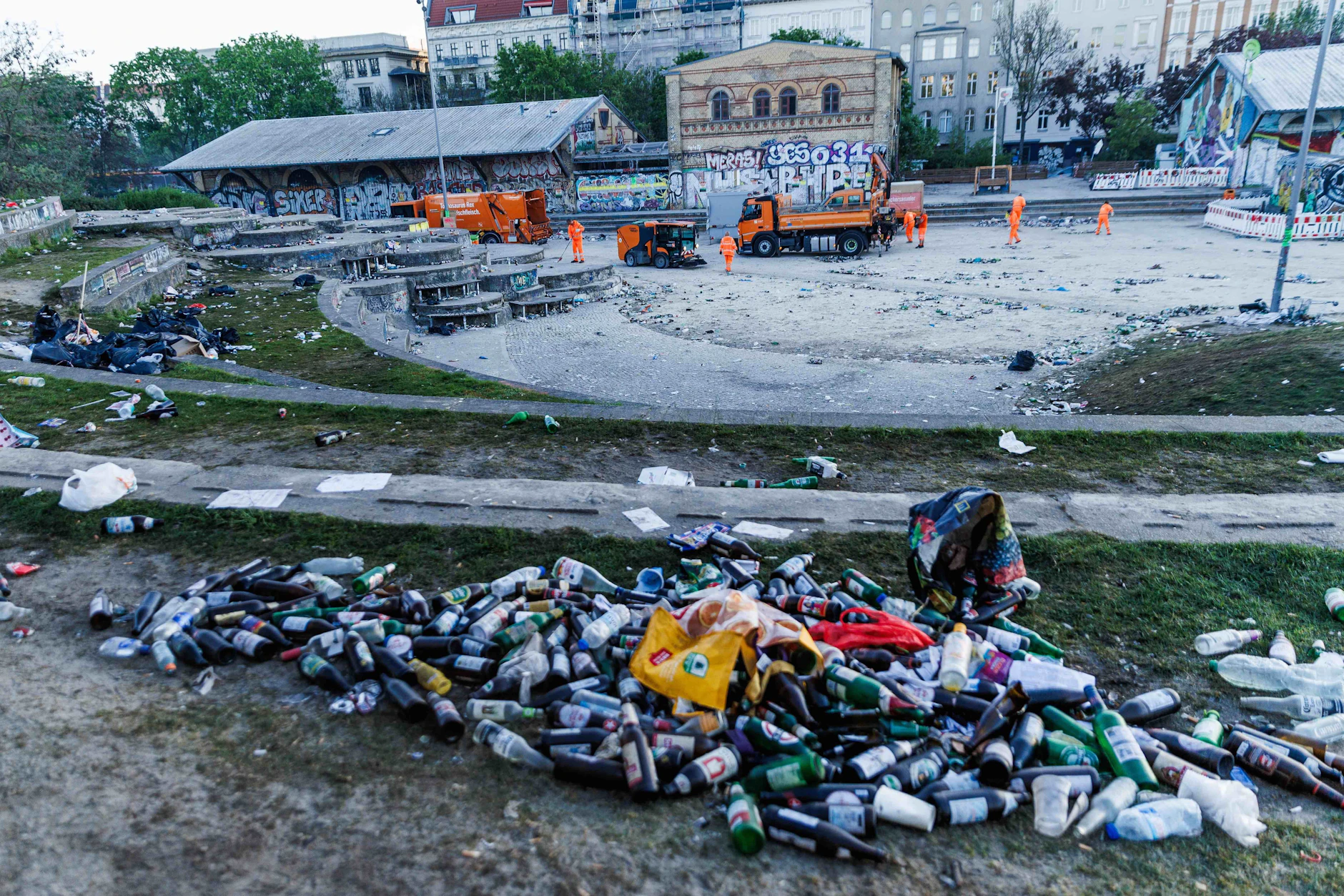 Leere Flaschen überall: Wie die Feiernden den Görlitzer Park hinterlassen haben, spottet jeder Beschreibung.