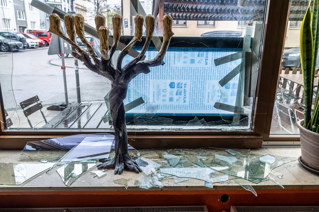 Anschlag auf das jüdische Restaurant Eclipse: Glasscherben liegen neben dem Chanukka-Leuchter.