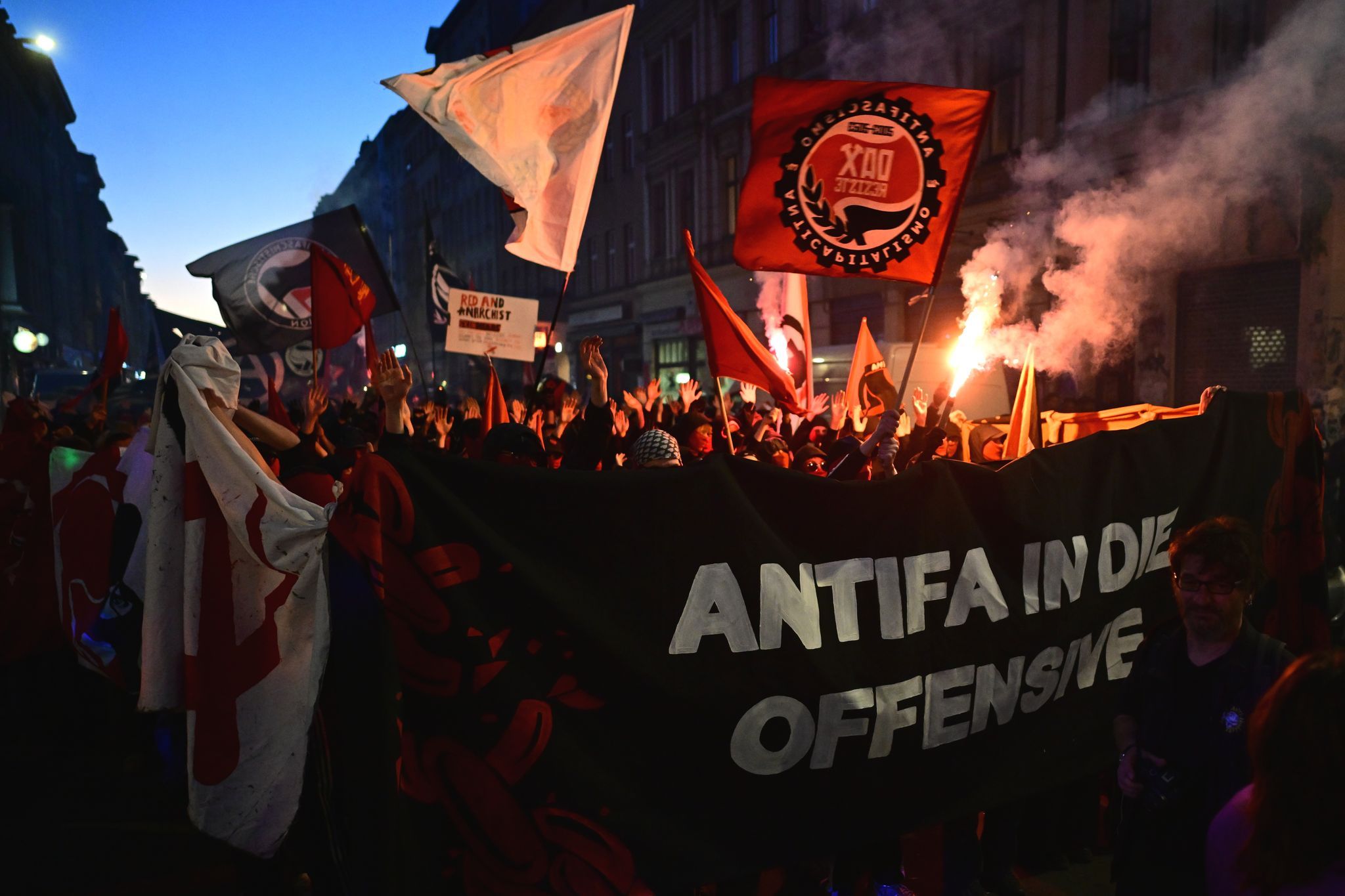 Bilanz der Polizei zum 1. Mai in Berlin: Verletzte Polizisten, Festnahmen, zehntausende Feierende