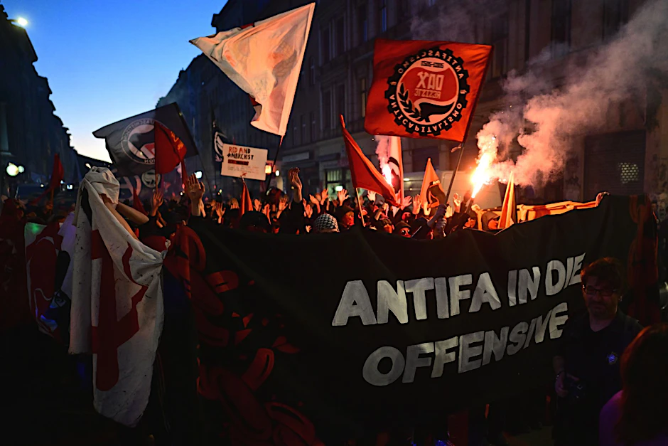 Der Demonstrationszug „Revolutionärer 1. Mai.“ zog am Freitagabend durch Berlin.
