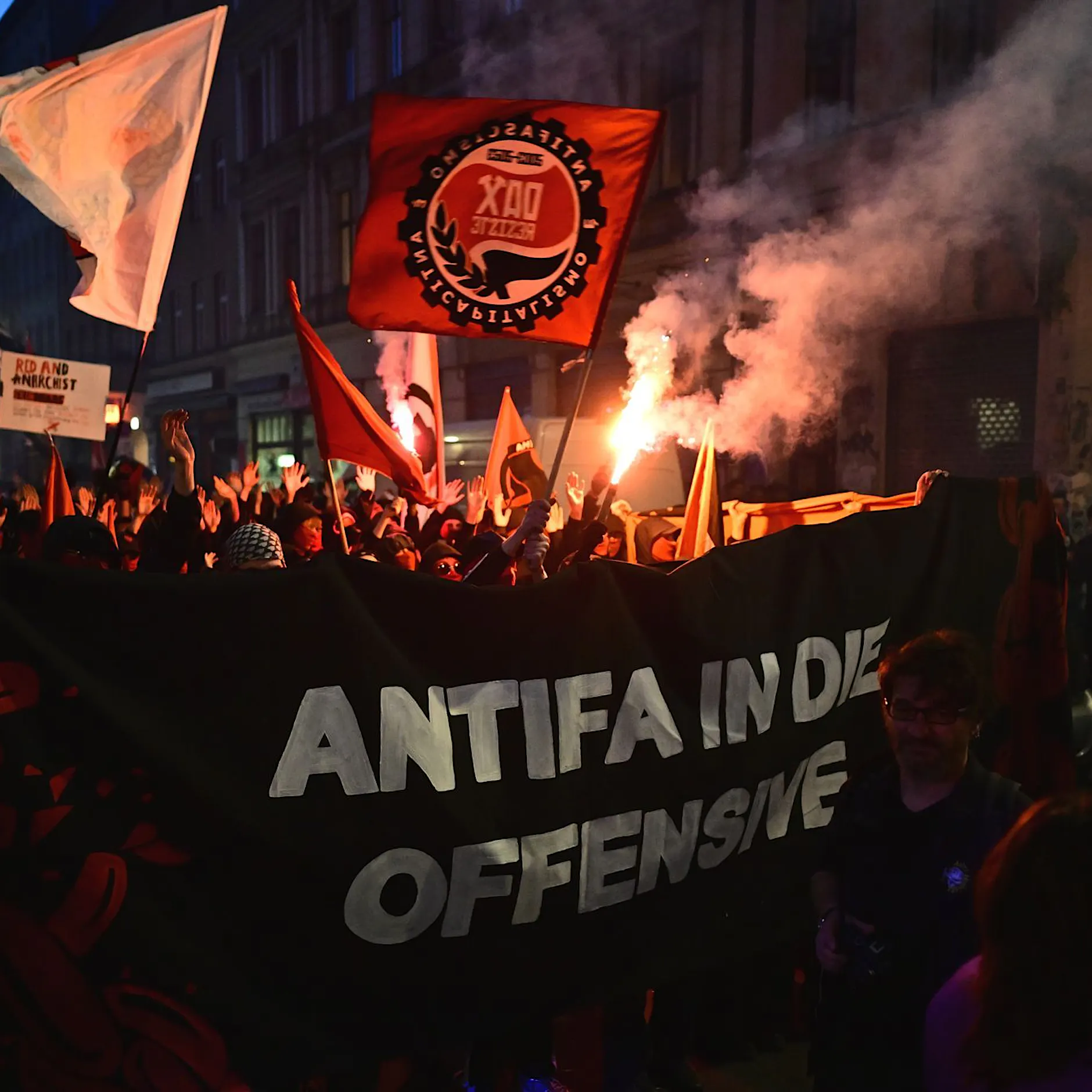 Bilanz der Polizei zum 1. Mai in Berlin: Verletzte Polizisten, Festnahmen, zehntausende Feierende
