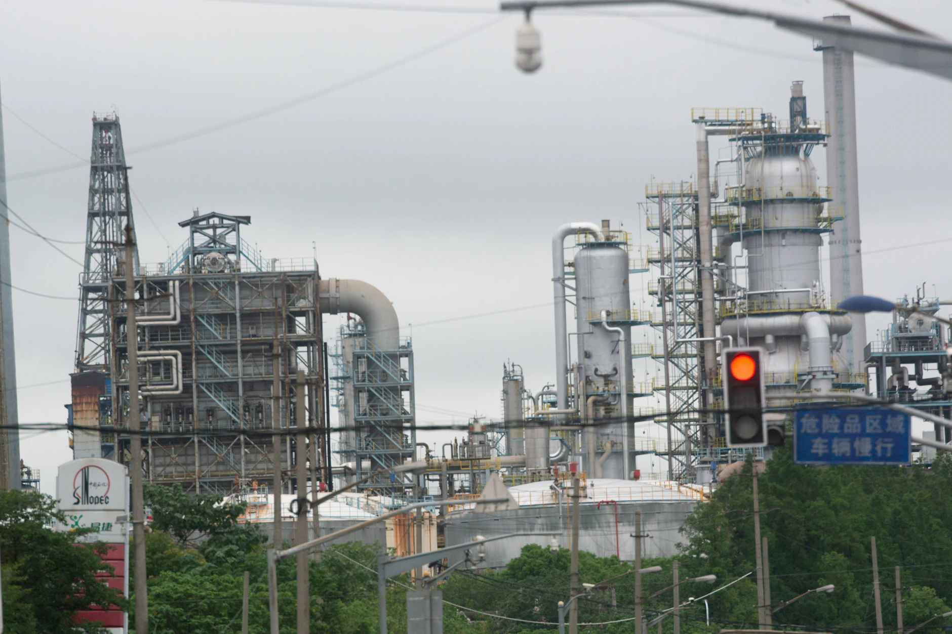 Eine Raffinerieanlage von Sinopec in Shanghai: Peking untersagt chinesischen Unternehmen die Befolgung von US-Sanktionen gegen Raffinerien.