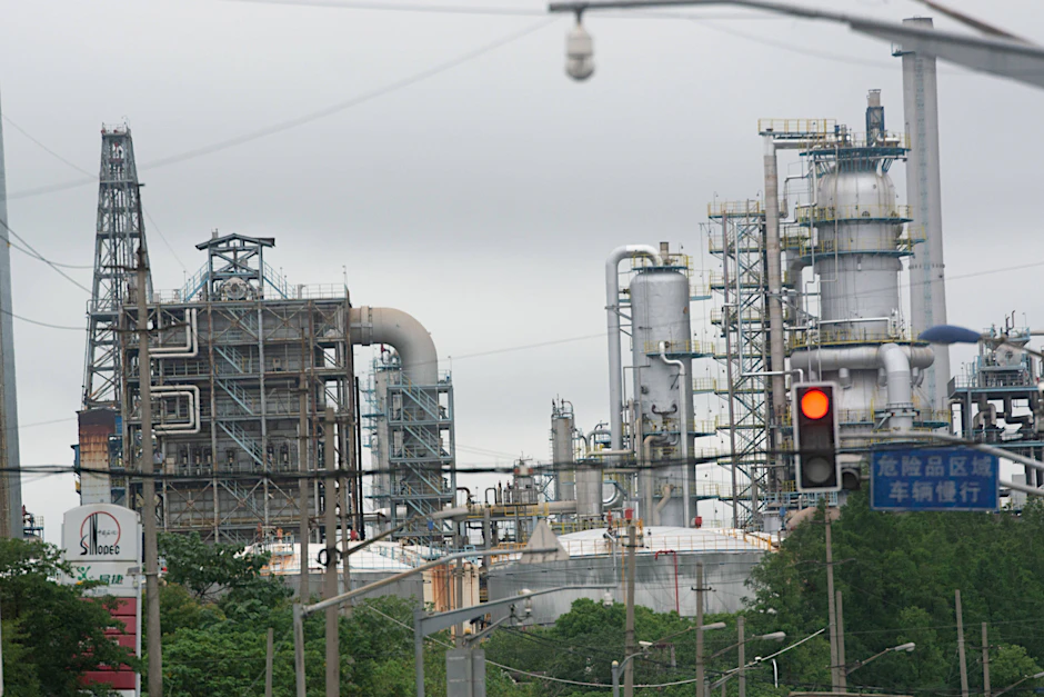 Eine Raffinerieanlage von Sinopec in Shanghai: Peking untersagt chinesischen Unternehmen die Befolgung von US-Sanktionen gegen Raffinerien.