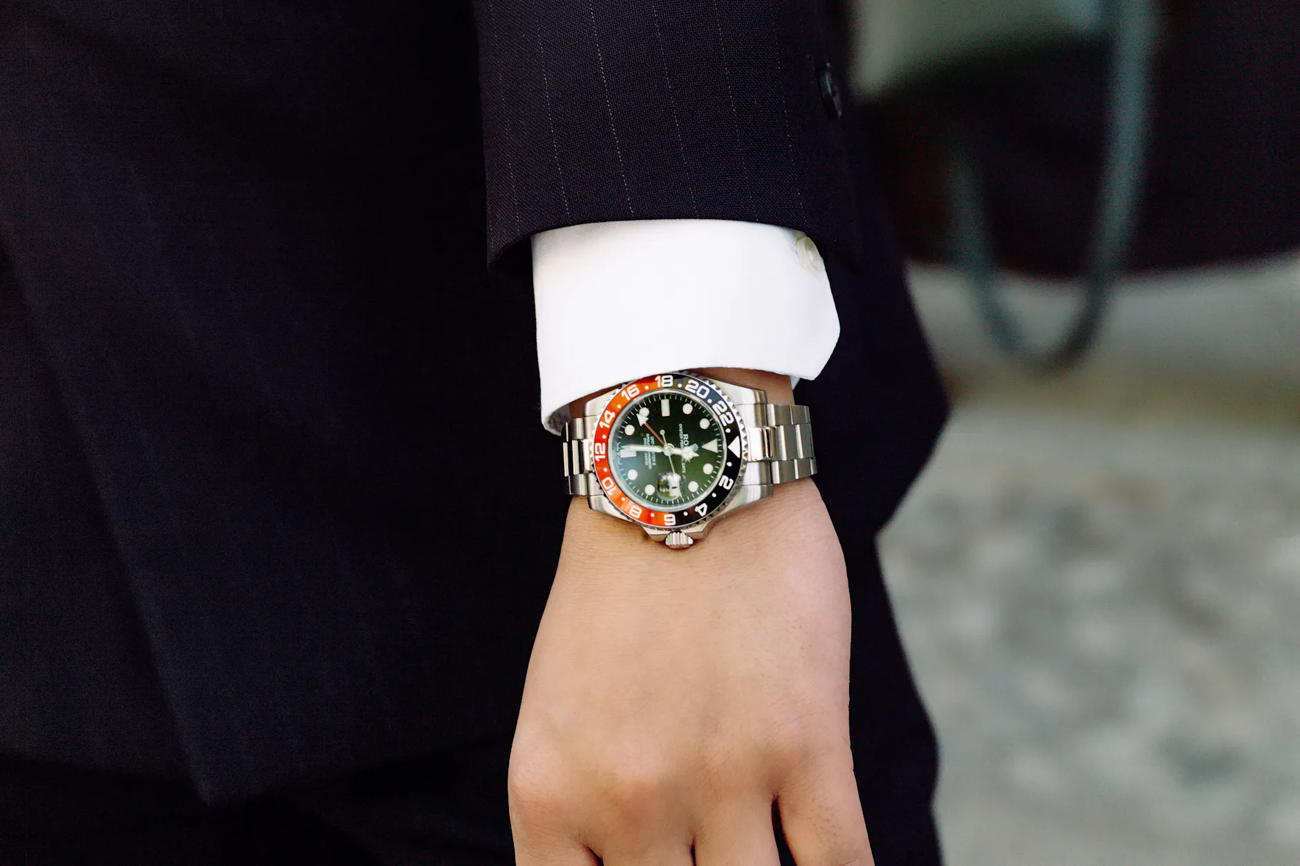 Seine klassische Herrengarderobe ergänzt er durch silberfarbene Akzente: Zur Rolex gesellen sich der „Juste un Clou“-Armreif von Cartier aus Weißgold und eine klassische Krawattennadel.