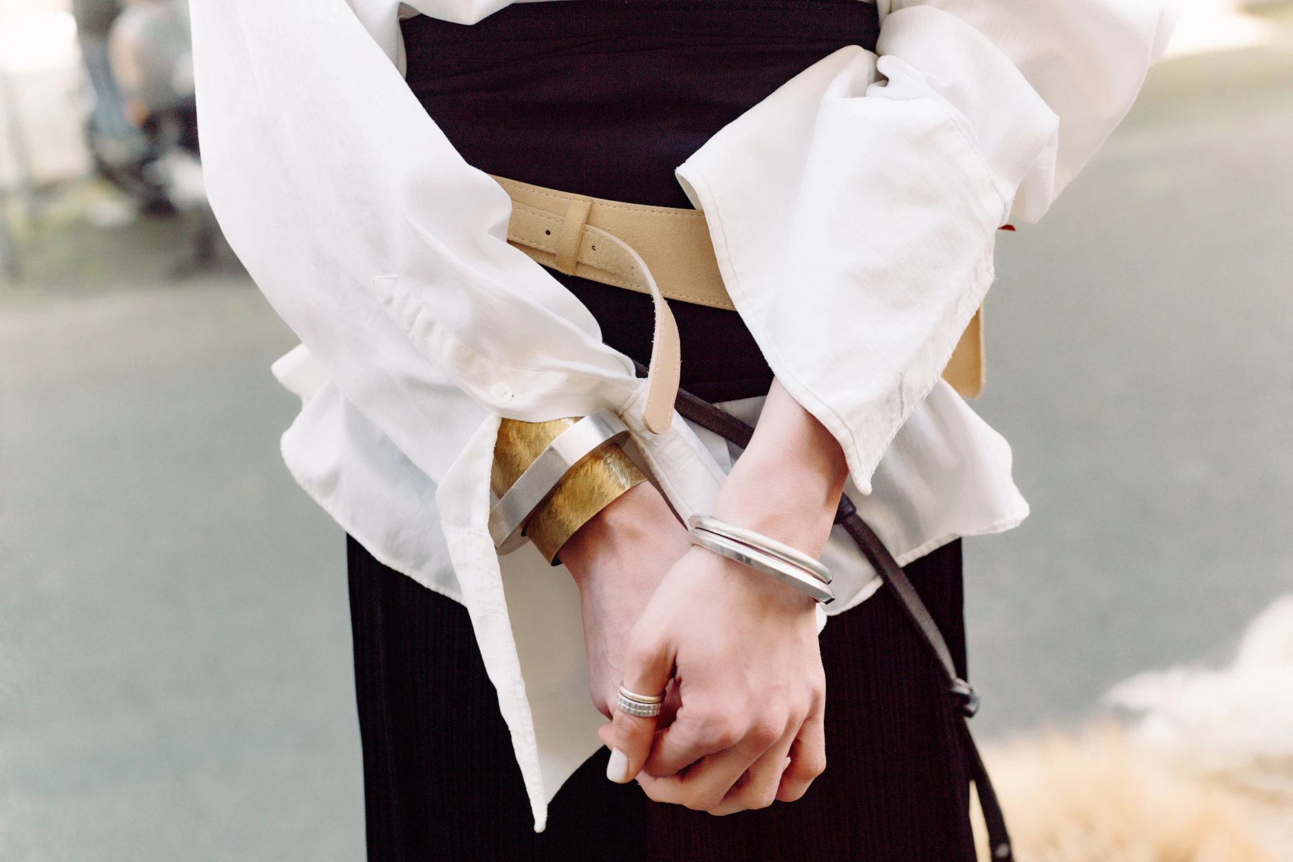 Unter dem Vintage-Herrenhemd verborgen: massive Armreifen im Mixed Metal Look.