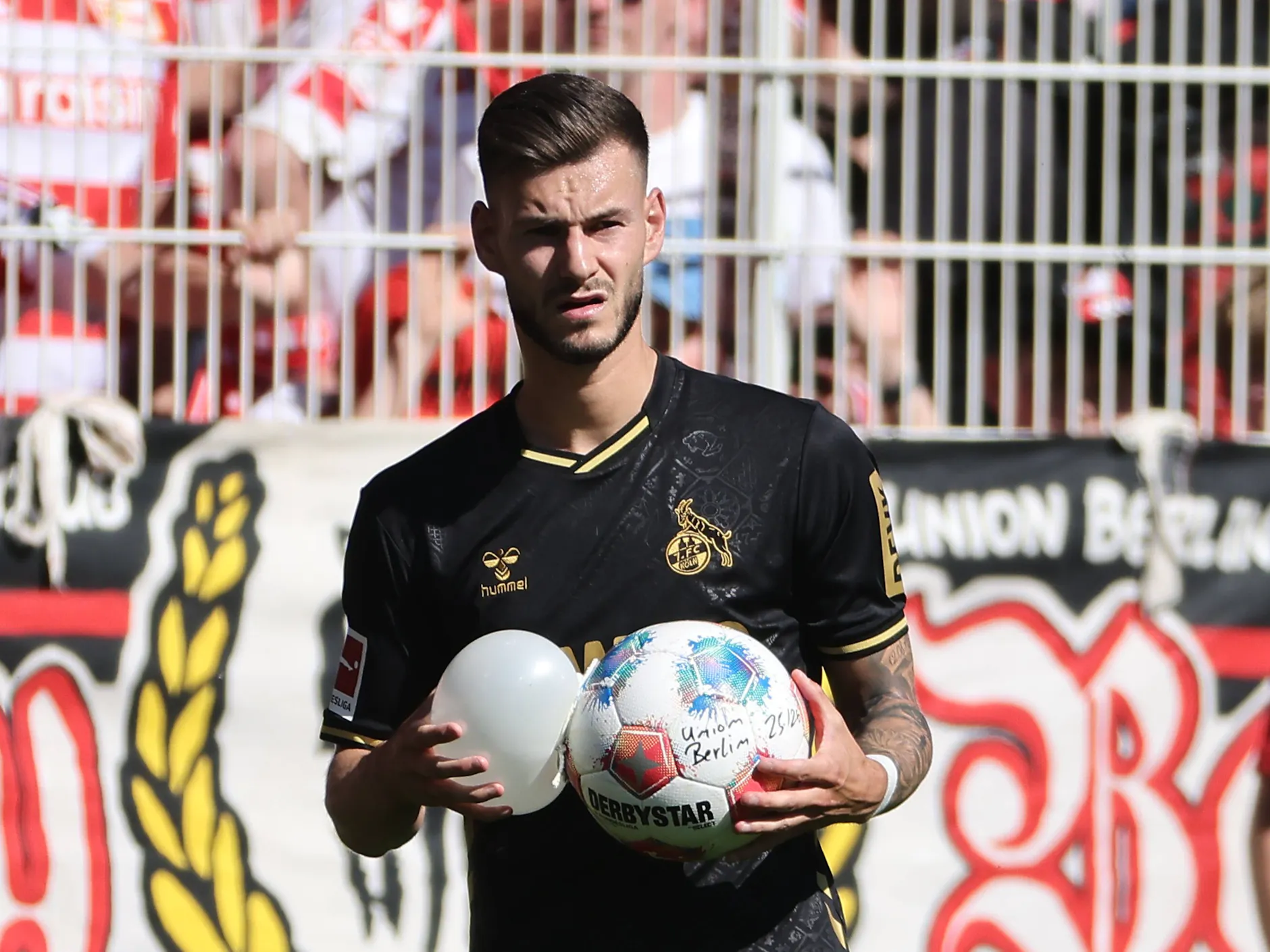 Kuriose Szene an der Alten Försterei: Kölns Tom Krauß hält den geplatzten Ball in den Händen.