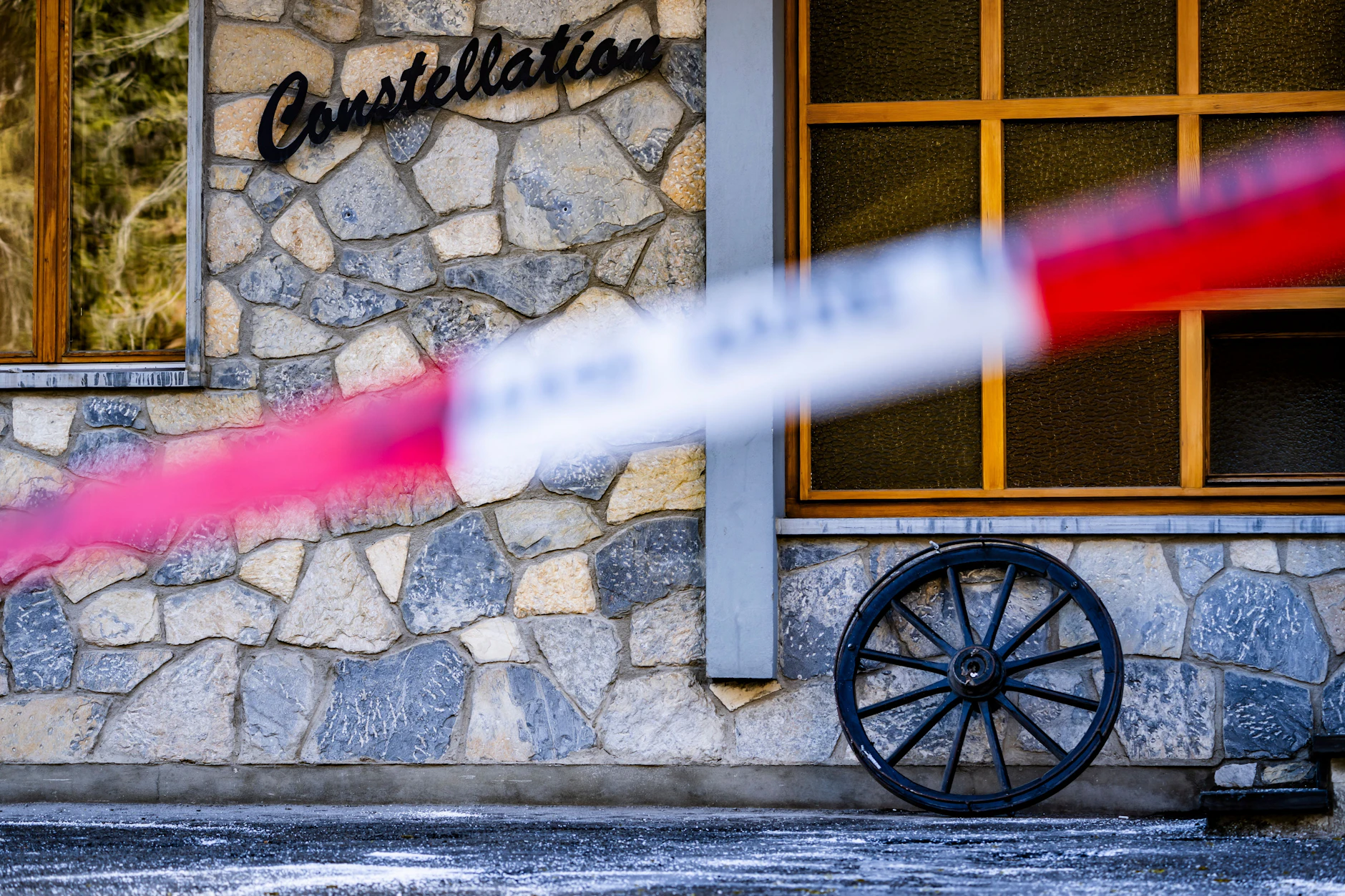 Ein Absperrband der Polizei markierte den Bereich vor der Bar Le Constellation in Crans-Montana nach dem Brand.