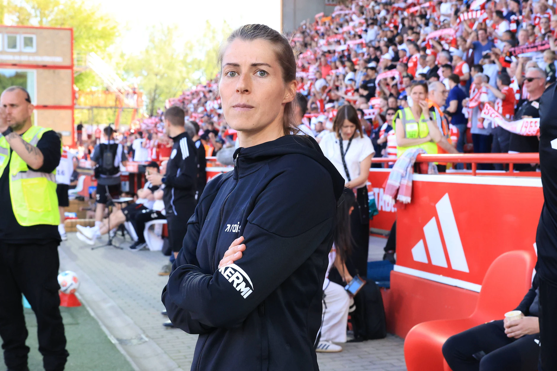 Auch Marie Louise Eta war nicht glücklich damit, wie der Führungstreffer des 1. FC Köln zustande kam. 