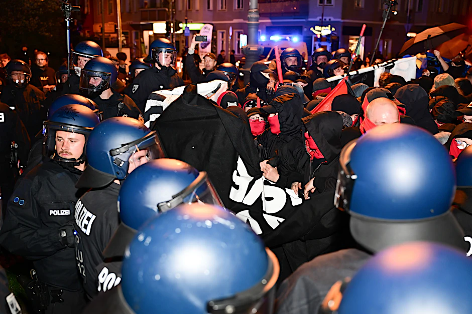 Polizisten geraten kurz vor Ende der Demonstration „Revolutionärer 1. Mai - Freiheit. Frieden. Solidarität.“&nbsp;mit Teilnehmern aneinander.