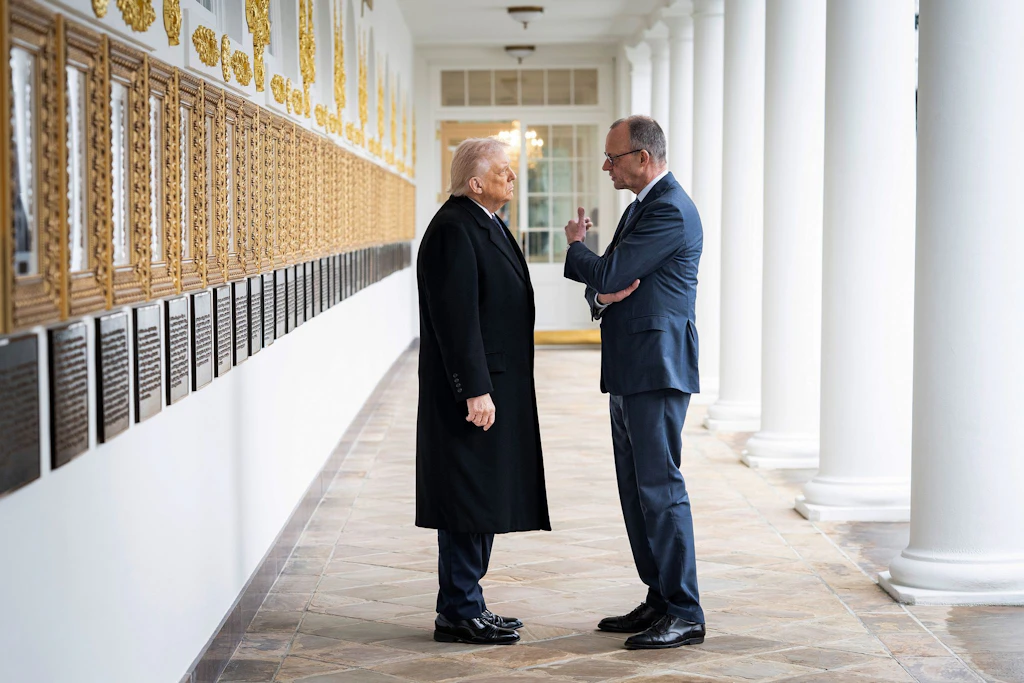 US-Präsident Donald Trump und Bundeskanzler Friedrich Merz (CDU) unterhalten sich bei ihrem Treffen.