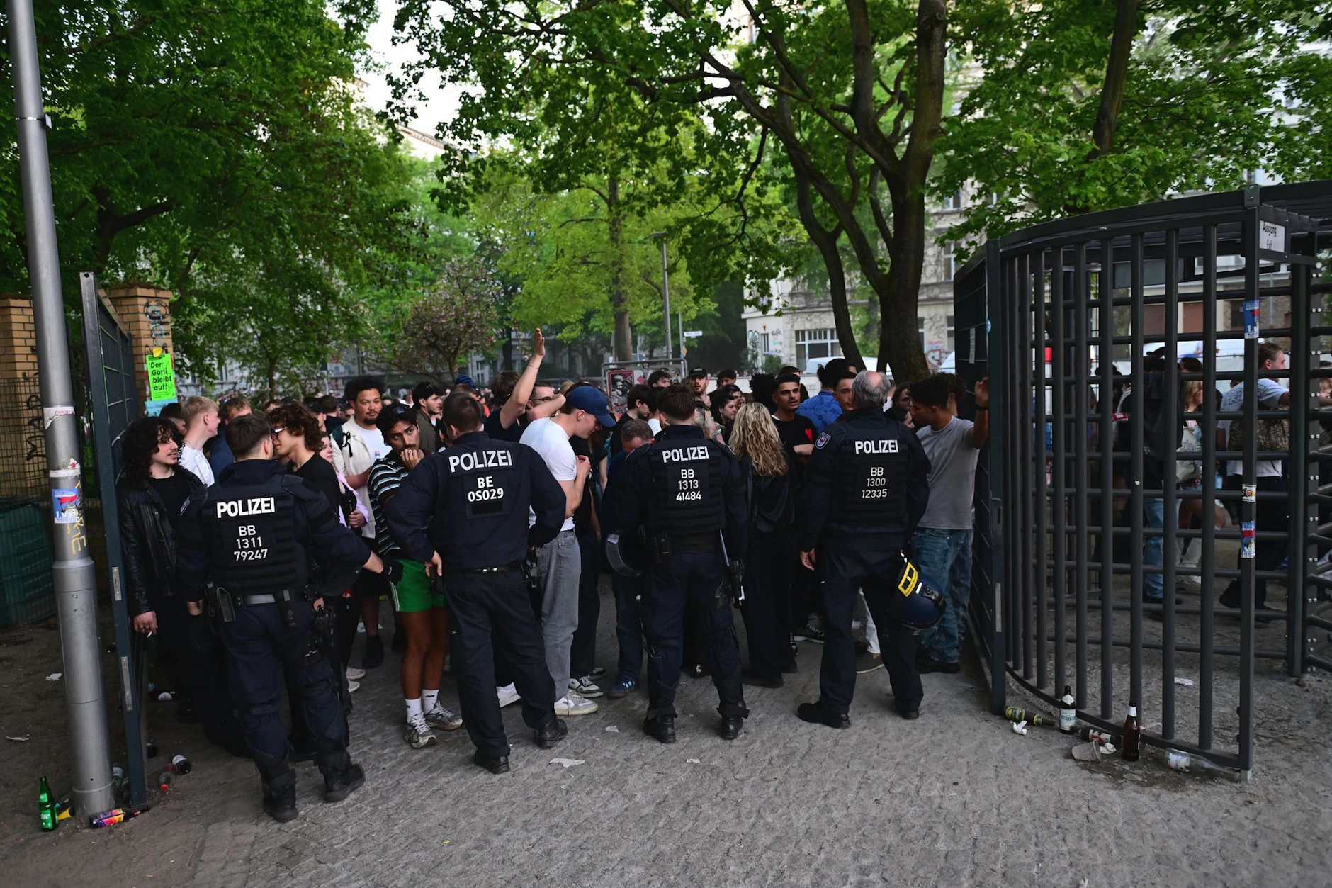 Polizisten stehen am Eingang zum Görlitzer Park, der wegen des großen Besucher-Andrangs zum 1. Mai geschlossen wurde.