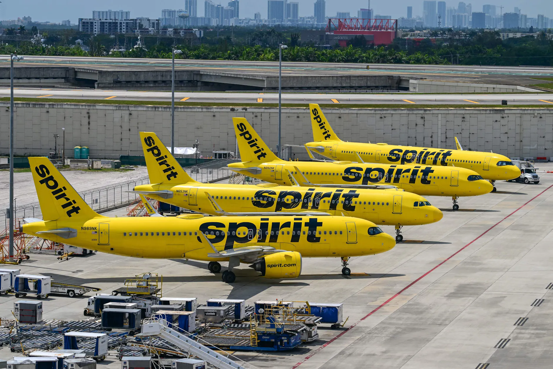 Flugzeuge der insolventen US-Airline Spirit Airlines stehen nach dem Betriebsstopp auf dem Flughafen Fort Lauderdale in Florida.