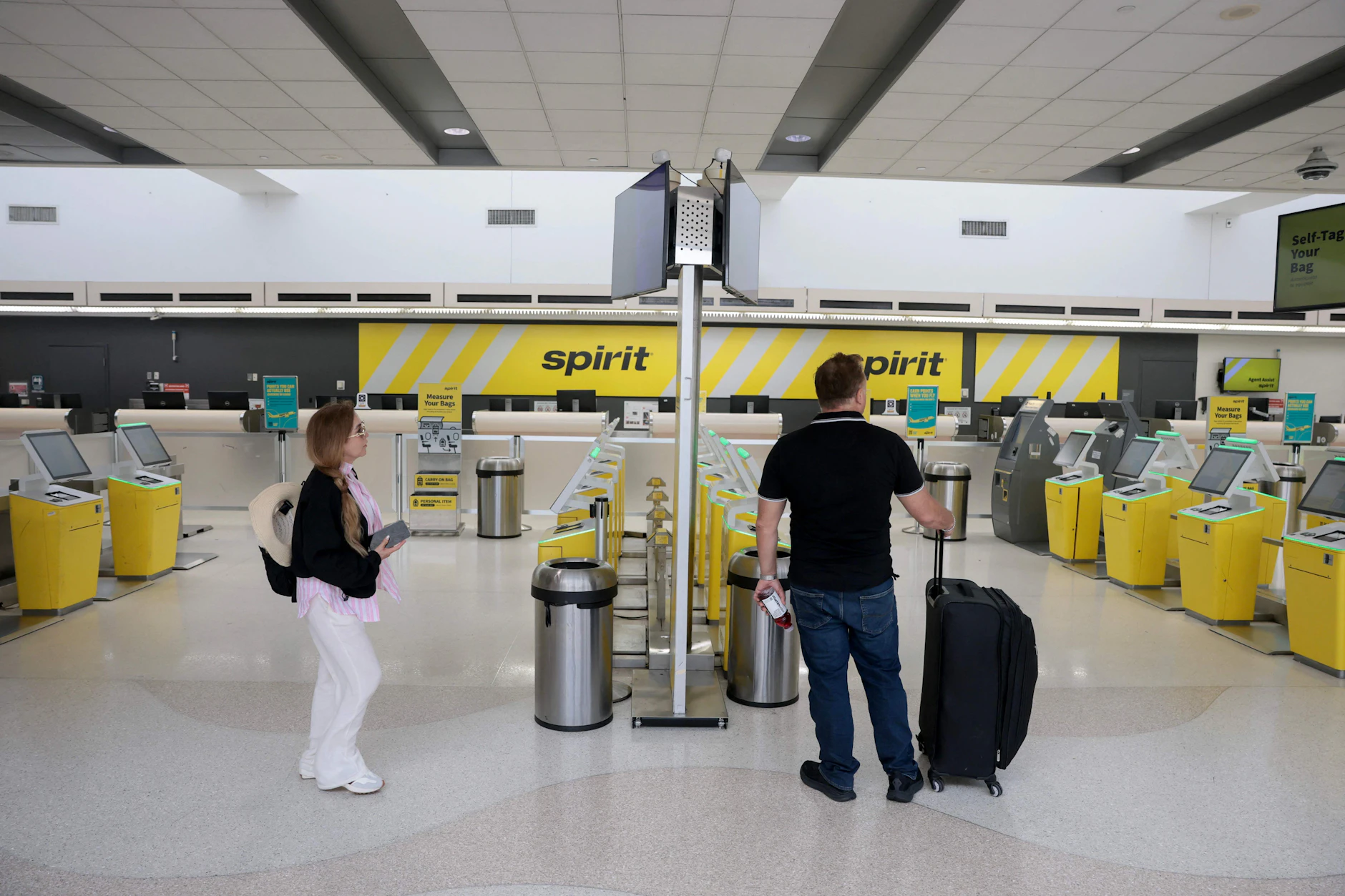 Gestrandete Passagiere, die über Spirit Airlines gebucht hatten, kommen an den geschlossenen Schaltern der Fluggesellschaft an.