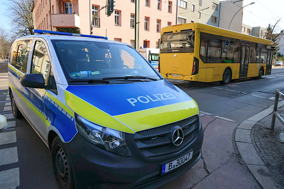 In Berlin-Köpenick sind fünf Fahrgäste beim Unfall mit einem BVG-Bus verletzt worden (Archivbild).