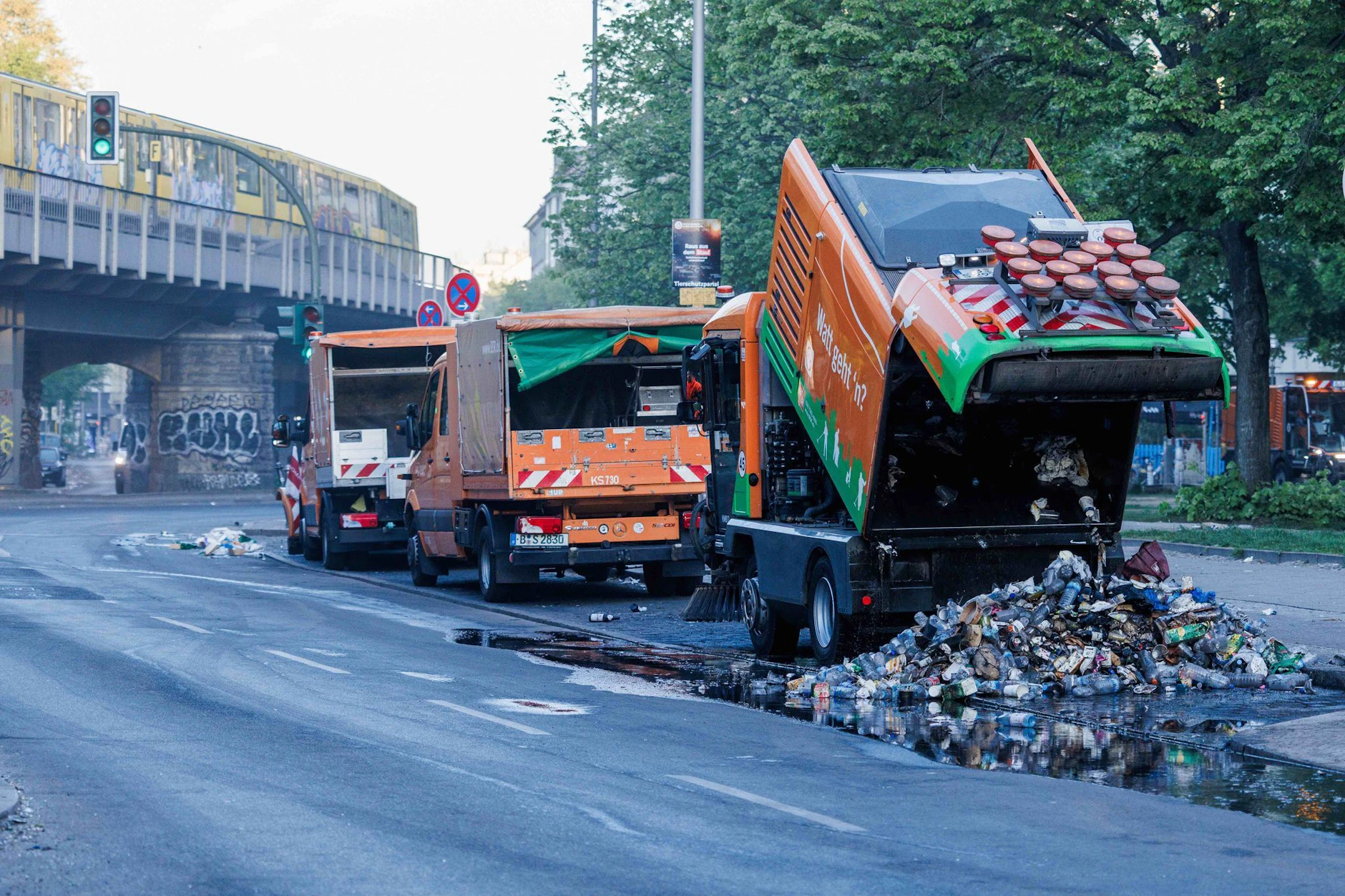 Die BSR-Kehrmaschinen liefen voll. Hier kippt eine Maschine vor dem Görlitzer Park in den frühen Morgenstunden, am Tag nach dem 1. Mai, Glasflaschen an den Straßenrand.