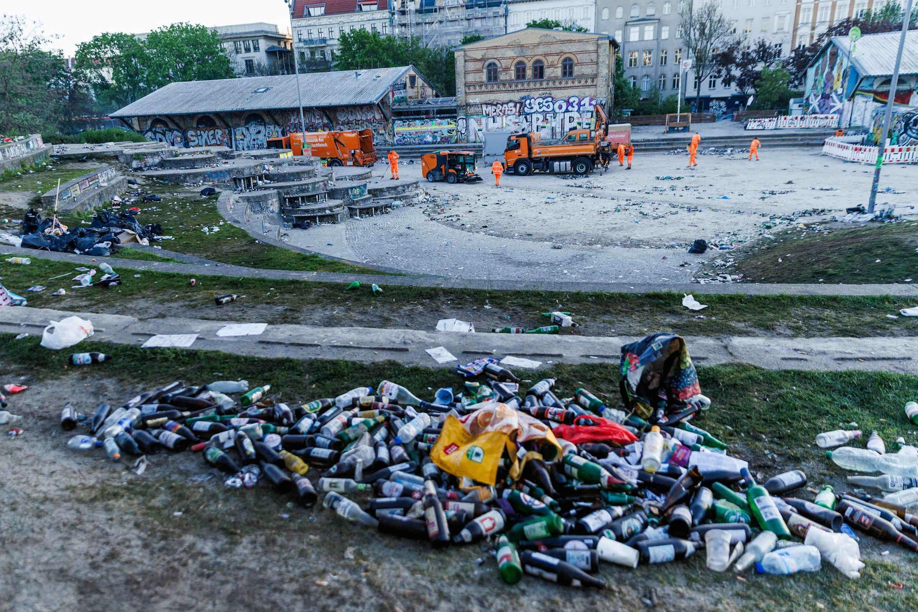 Alles verdreckt: Mitarbeiter der Berliner Stadtreinigung (BSR) sammeln <a href="https://www.berliner-kurier.de/berlin/der-goerlitzer-park-steht-am-1-mai-besonders-im-fokus-li.10032449">im Görlitzer Park Flaschen und Glasscherben ein</a>.