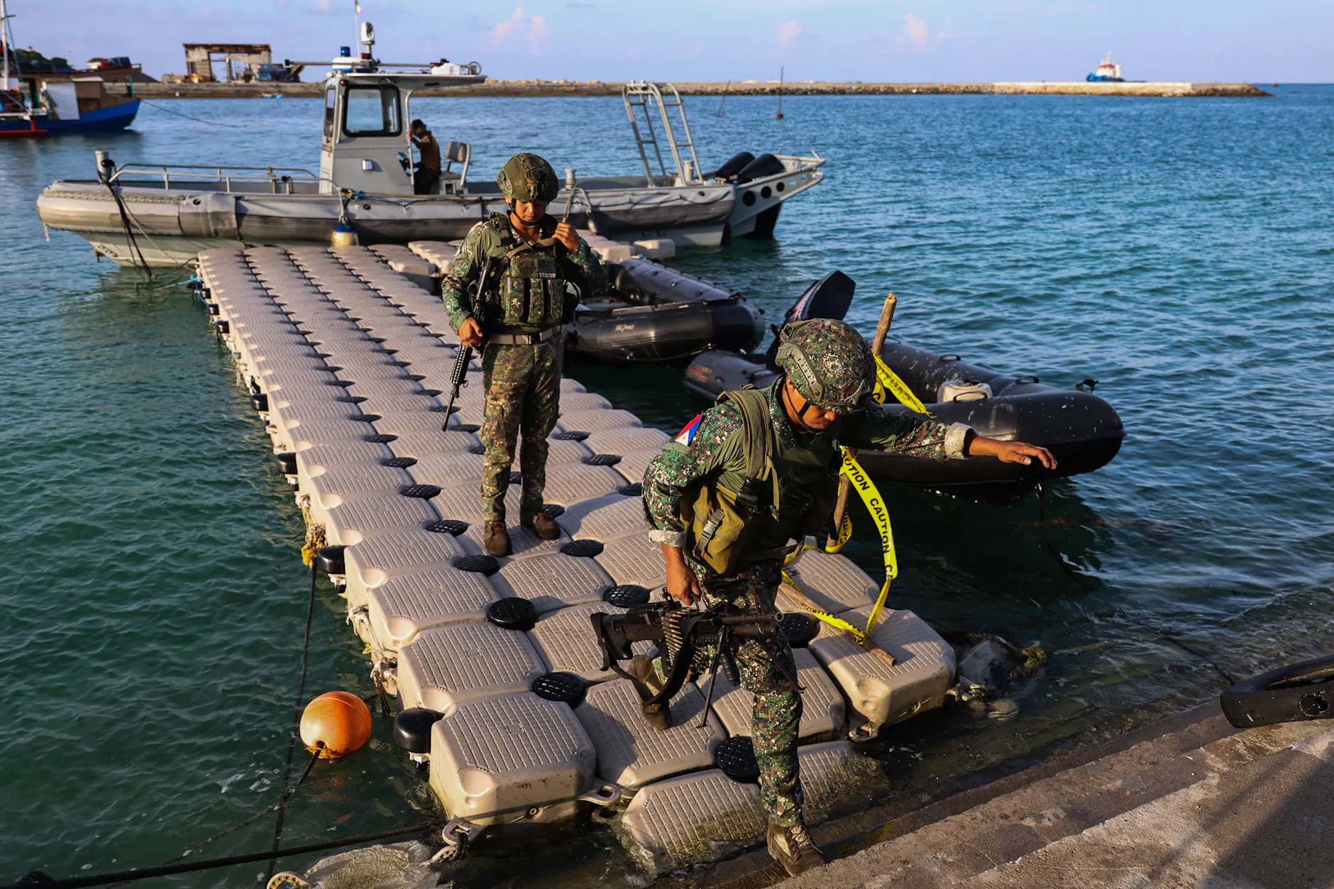 Philippinische Marinesoldaten kehren nach einer Patrouille an die Küste der von Manila kontrollierten Insel Thitu im Südchinesischen Meer zurück.