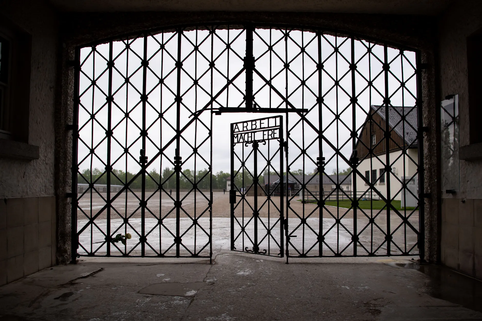 Das Eingangstor mit der Inschrift „Arbeit macht frei“ an der Gedenkstätte des Konzentrationslagers Dachau.