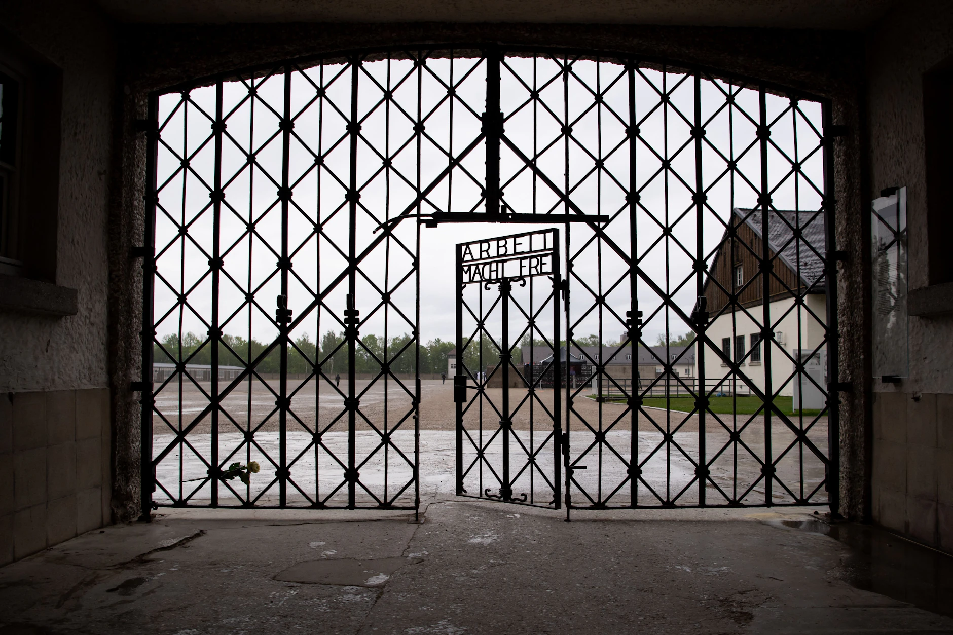 Das Eingangstor mit der Inschrift „Arbeit macht frei“ an der Gedenkstätte des Konzentrationslagers Dachau.