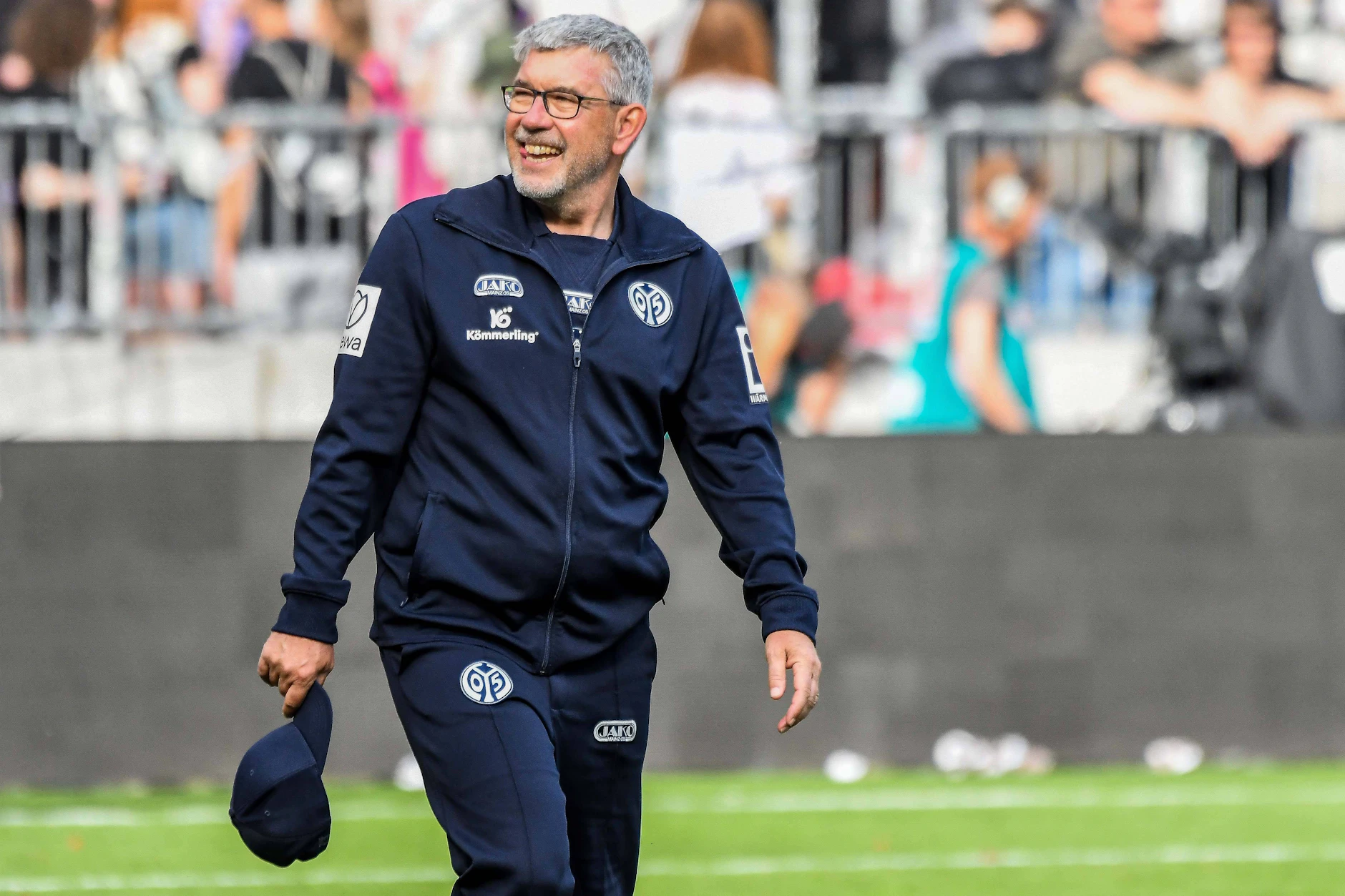 Trainer Urs Fischer ist der strahlende Sieger des 32. Bundesliga-Spieltags. Er hat Mainz 05 und den 1 FC Union mit einem 2:1 bei St. Pauli vor dem Abstieg bewahrt.