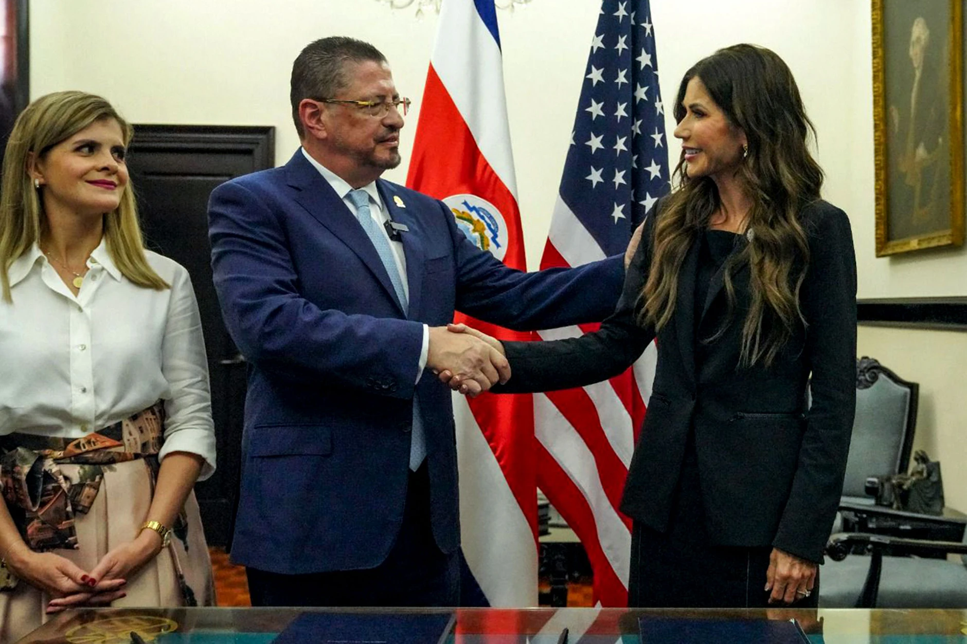 Costa Ricas Präsident Rodrigo Chaves Robles mit der US-Sondergesandten Kristi Noem in San José, links seine Amtsnachfolgerin Laura Fernández.