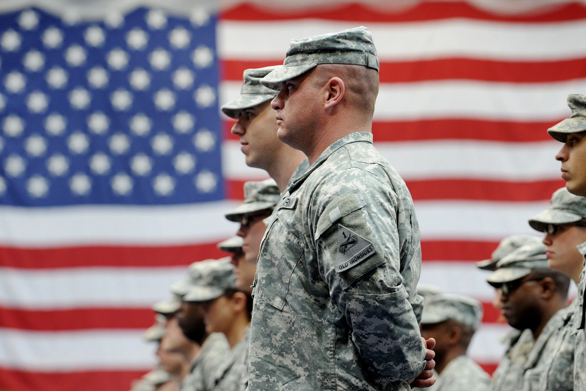 US-Soldaten stehen auf der US-Airbase in Wiesbaden-Erbenheim vor einer US-Flagge.