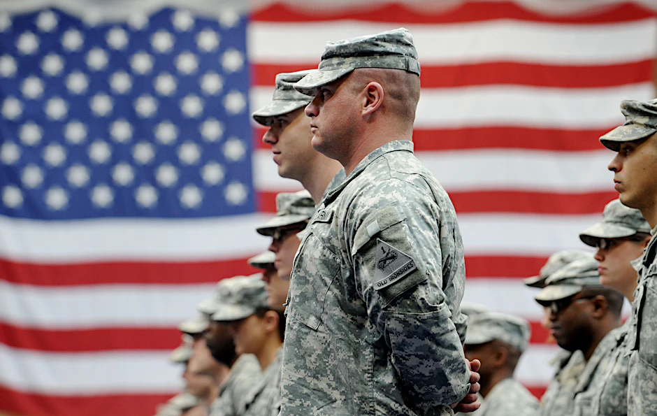 US-Soldaten stehen auf der US-Airbase in Wiesbaden-Erbenheim vor einer US-Flagge.