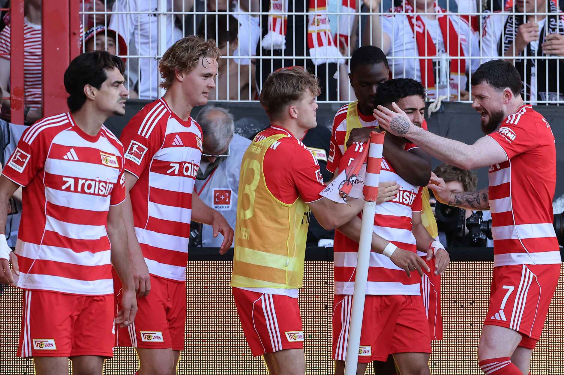 Livan Burcu (2.v.r.) wird gefeiert. Sein Tor könnte für den 1. FC Union über den Ausgang der Saison entscheiden.